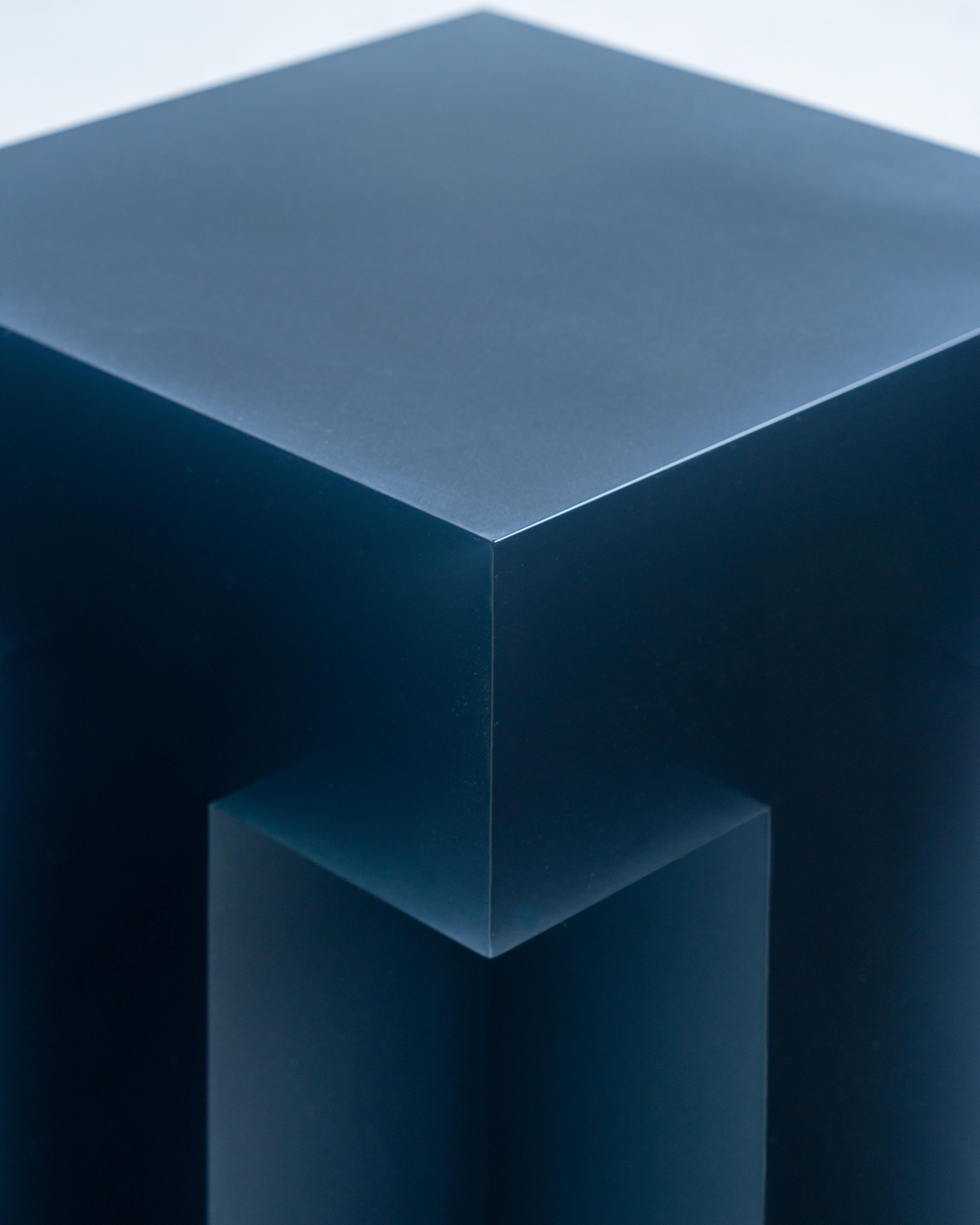 Néerlandais Table d'appoint contemporaine Tralucid I+I en résine bleu foncé par Laurids Gallée en vente