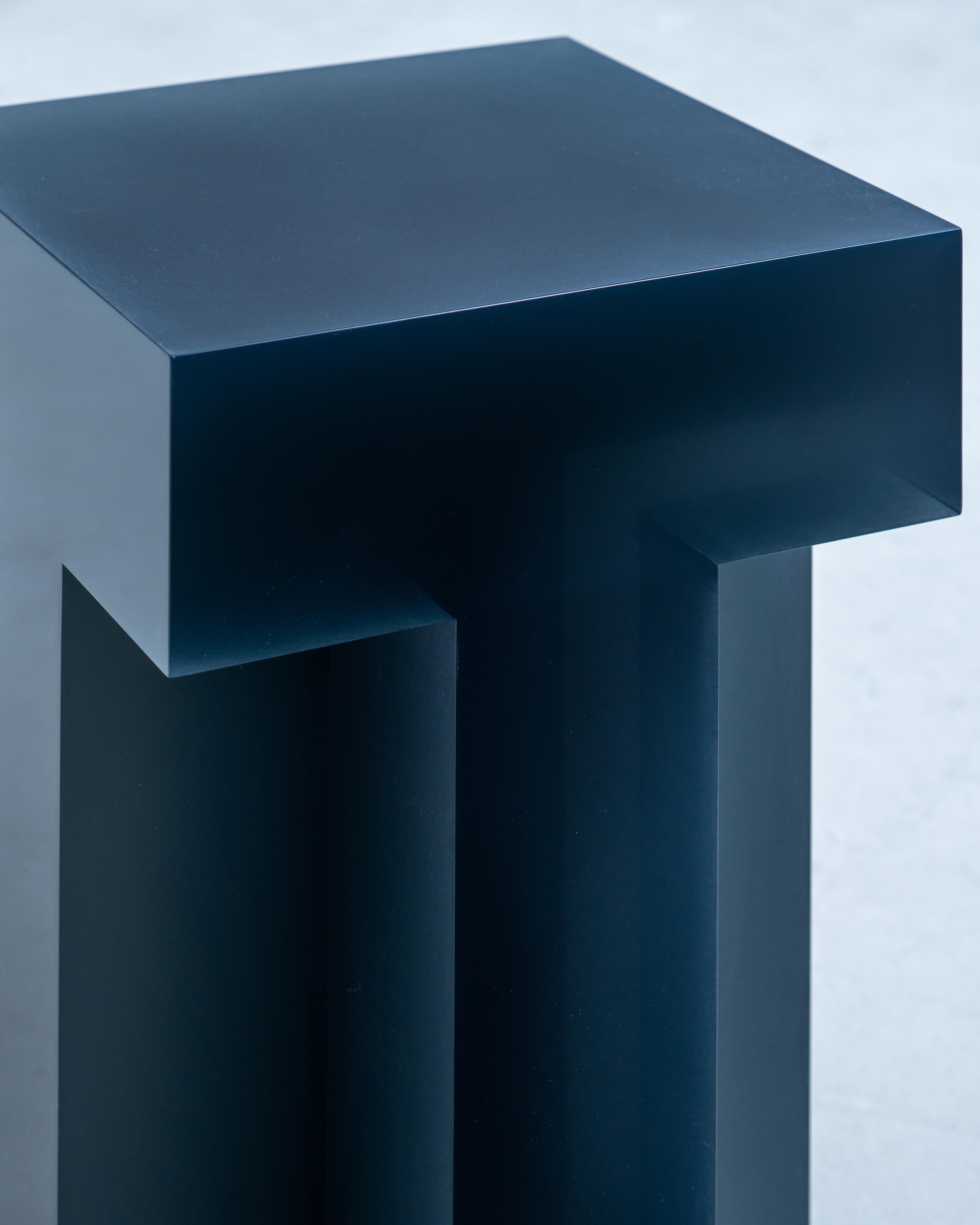 Moulage Table d'appoint contemporaine Tralucid I+I en résine bleu foncé par Laurids Gallée en vente