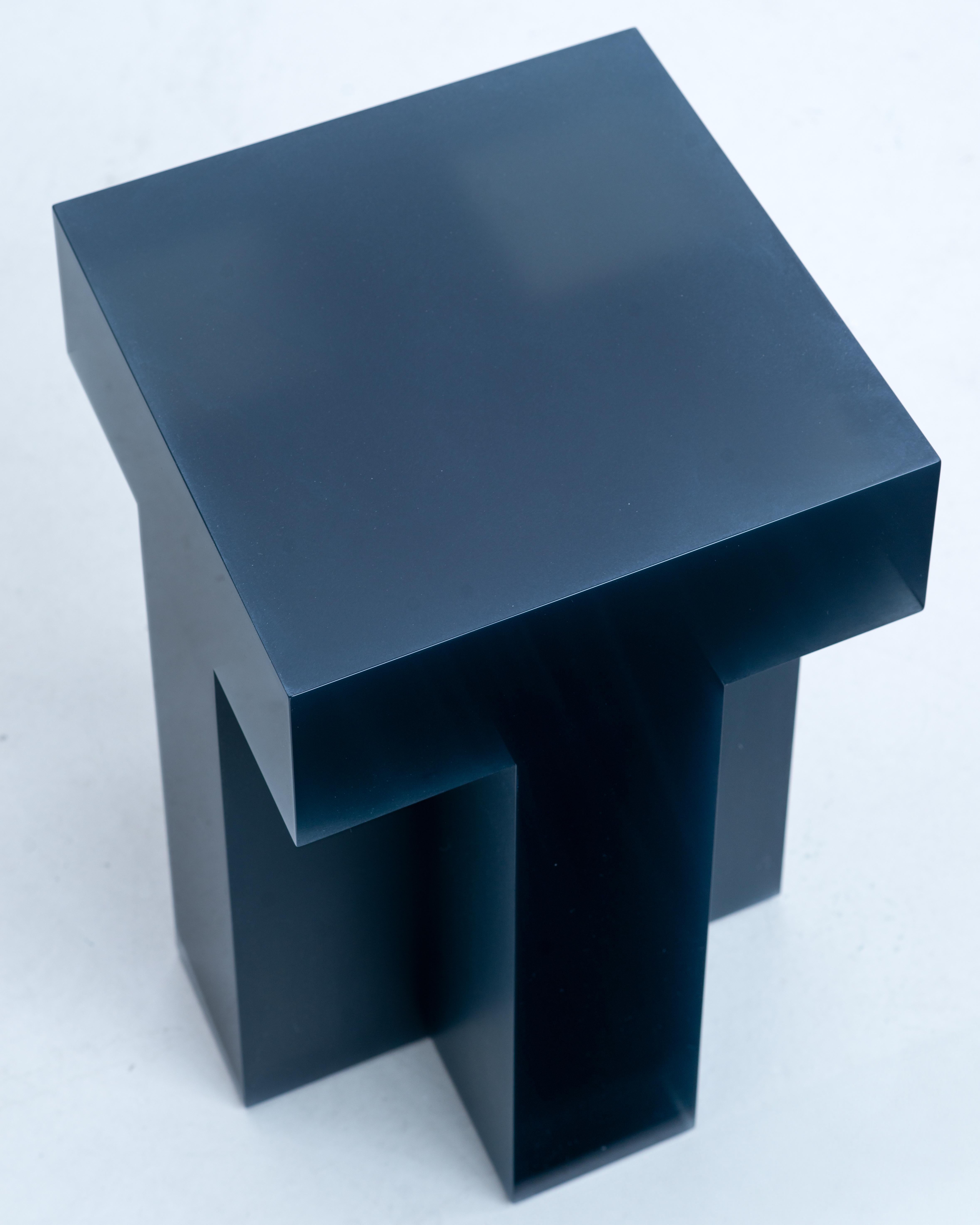 Table d'appoint contemporaine Tralucid I+I en résine bleu foncé par Laurids Gallée Neuf - En vente à 1204, CH