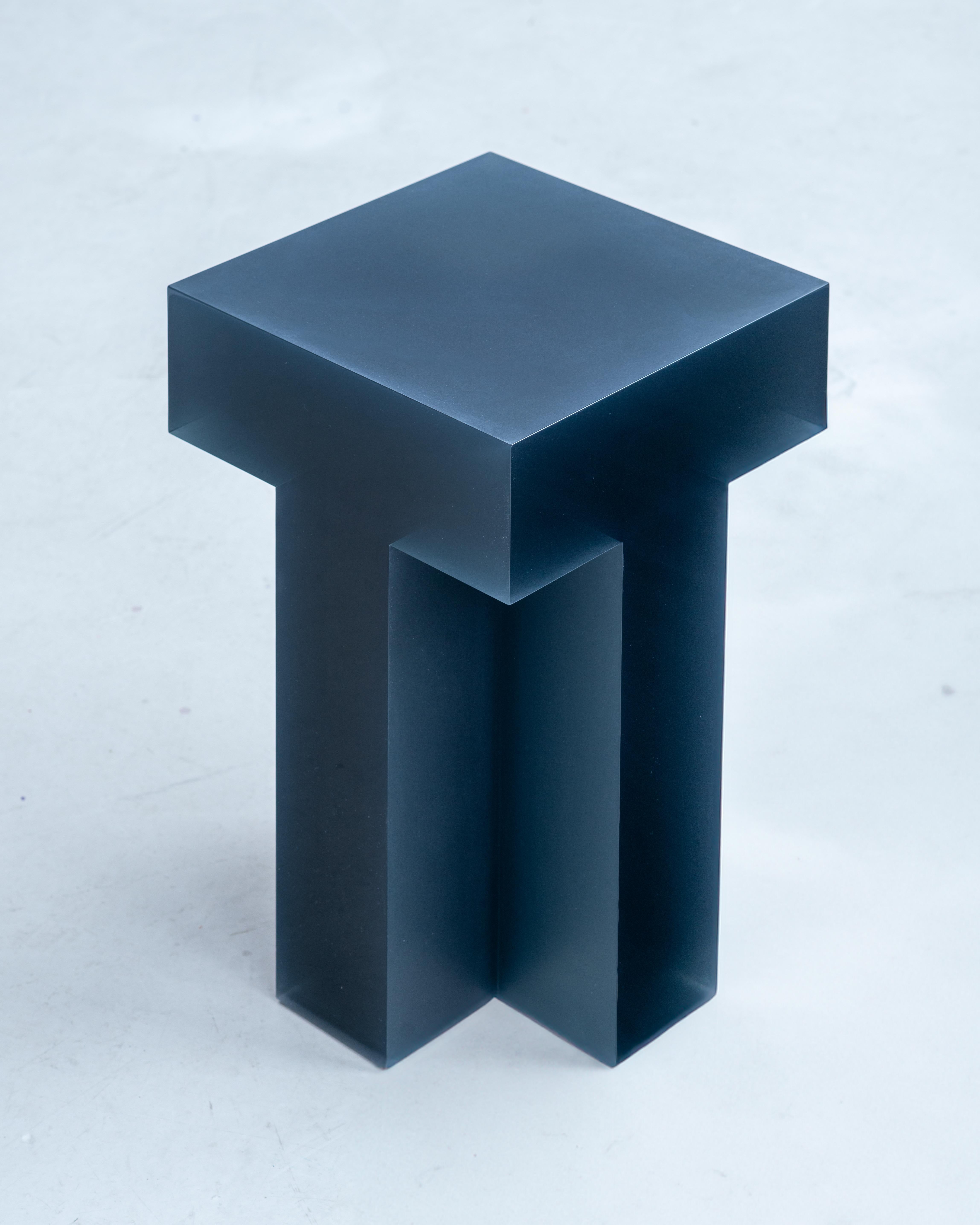 XXIe siècle et contemporain Table d'appoint contemporaine Tralucid I+I en résine bleu foncé par Laurids Gallée en vente