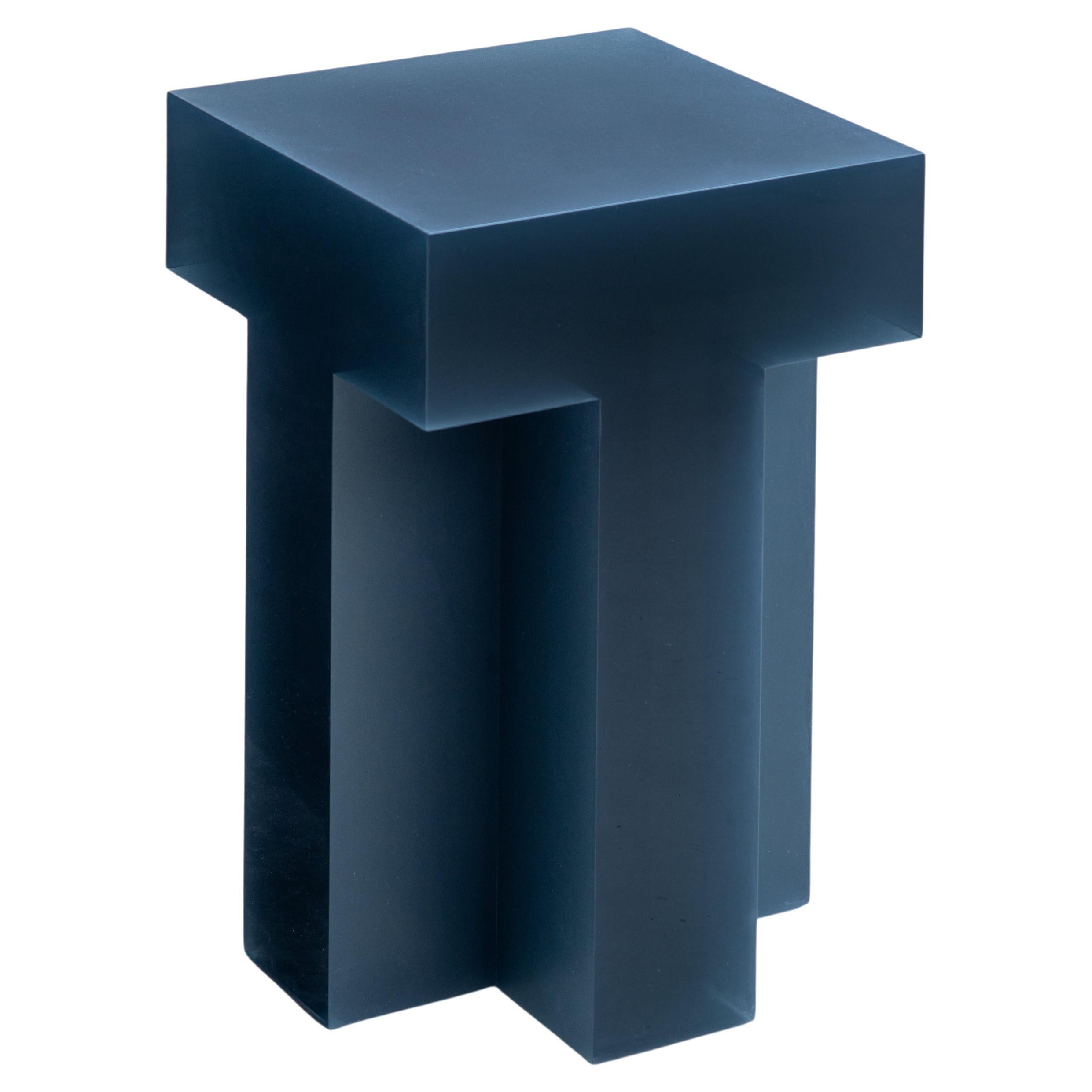 Contemporary Tavolino Tralucid I/O in resina blu scuro di Laurids Gallée