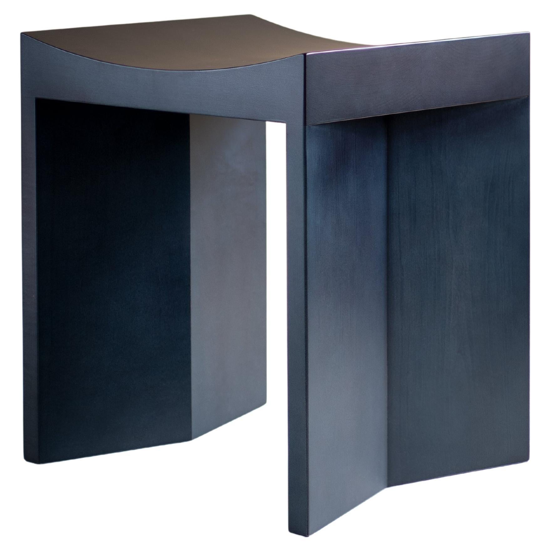 Tabouret arc contemporain bleu foncé en érable massif par JUNTOS