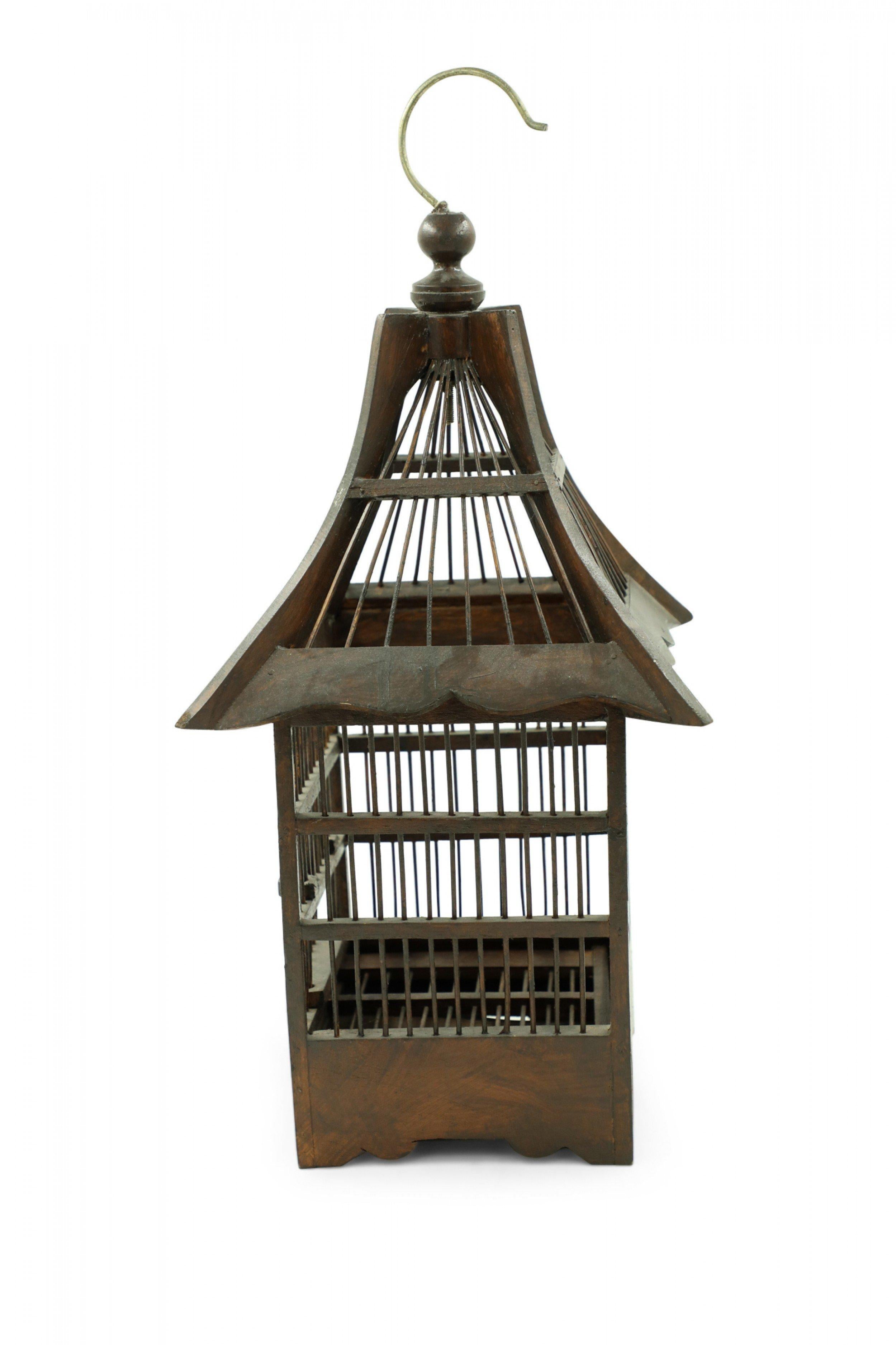 Bois Cage à oiseaux contemporaine en bois teinté Brown foncé en vente