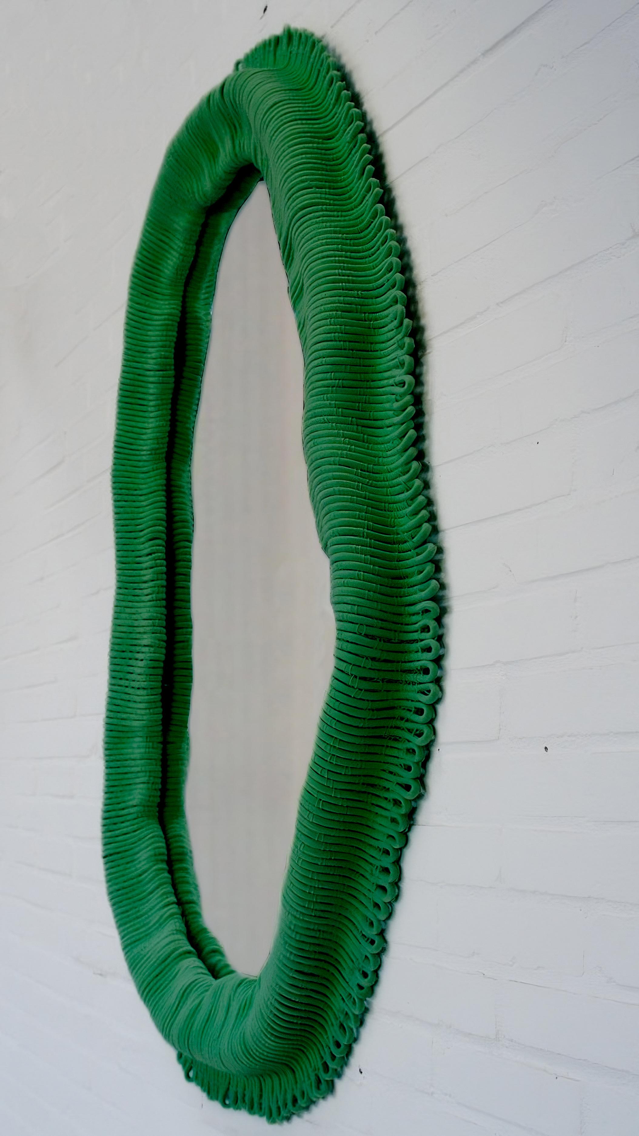 Textile tricoté et tissé à partir de la combinaison d'une corde de polypropylène de haute qualité et d'une corde de parachute qui est sculptée avec de l'époxy pour former une structure composite résistante. Finition avec un revêtement en fibre de