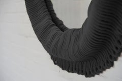 Specchio da parete contemporaneo grigio scuro (personalizzabile) Cynarina di Sarah Roseman