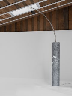 Lampada da terra contemporanea per esterni in marmo grigio scuro Sam Chermayeff Chermayeff