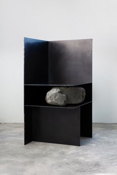Silla contemporánea III de acero y hierro macizo oscuro con piedra natural de Lee Sisan