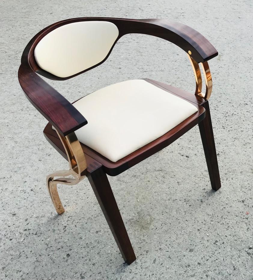 XXIe siècle et contemporain Chaise de salle à manger contemporaine tapissée de cuir noyer foncé et bronze en vente