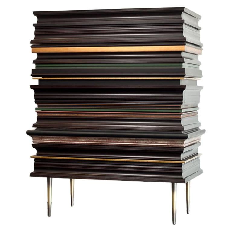 Zeitgenössische Kommode aus geschwärztem Holz mit goldenen und grünen Formen von Luis Pons im Angebot