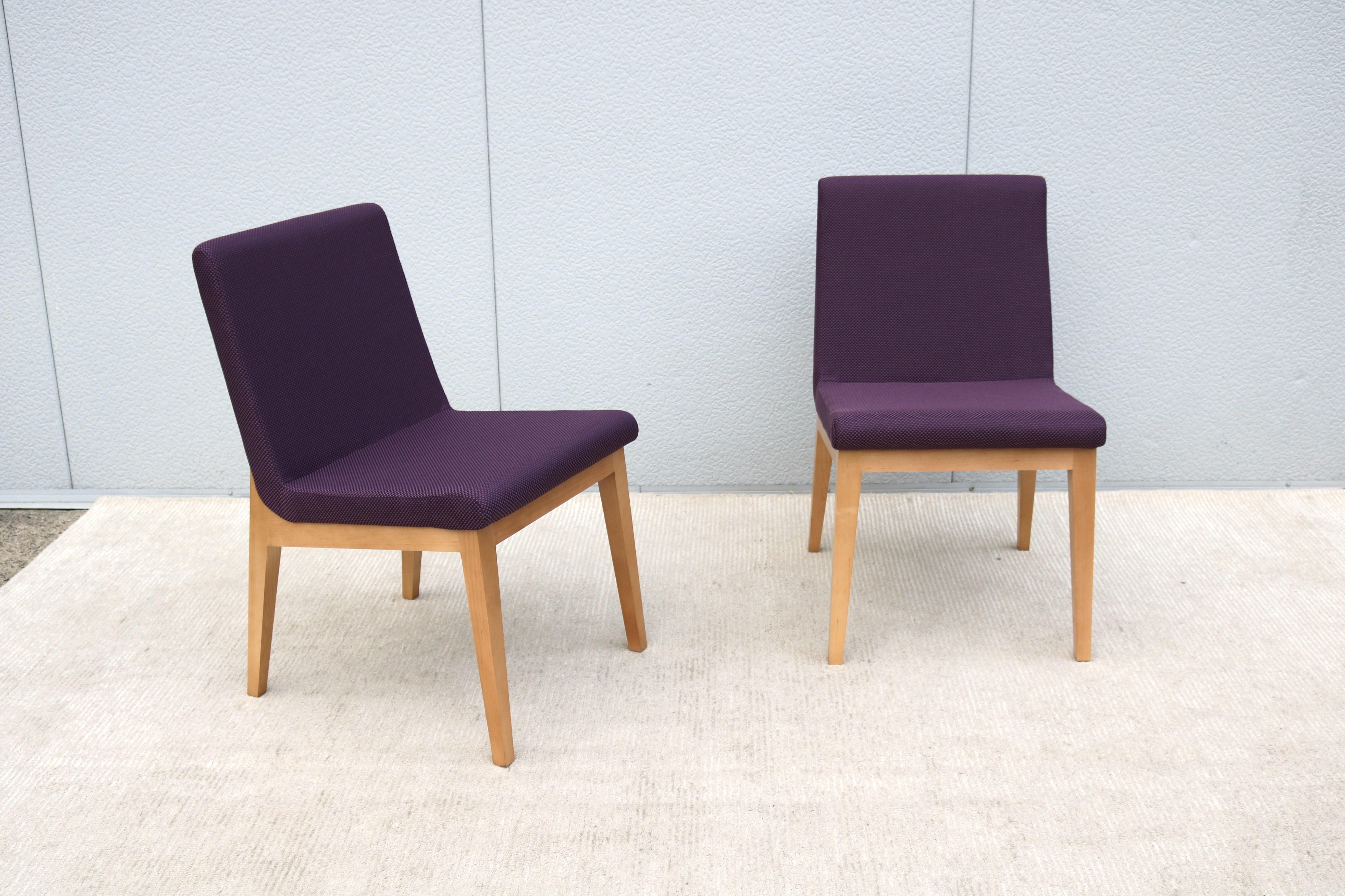 Ein fabelhaftes Paar Tia-Gästesessel zeichnet sich durch ein schlichtes und raffiniertes Design aus.
Tia lässt sich von Profil, Silhouette und Proportionen leiten. Der hölzerne Rahmen umschließt die durchgehende Sitzfläche und gibt ihr Halt. Pitch