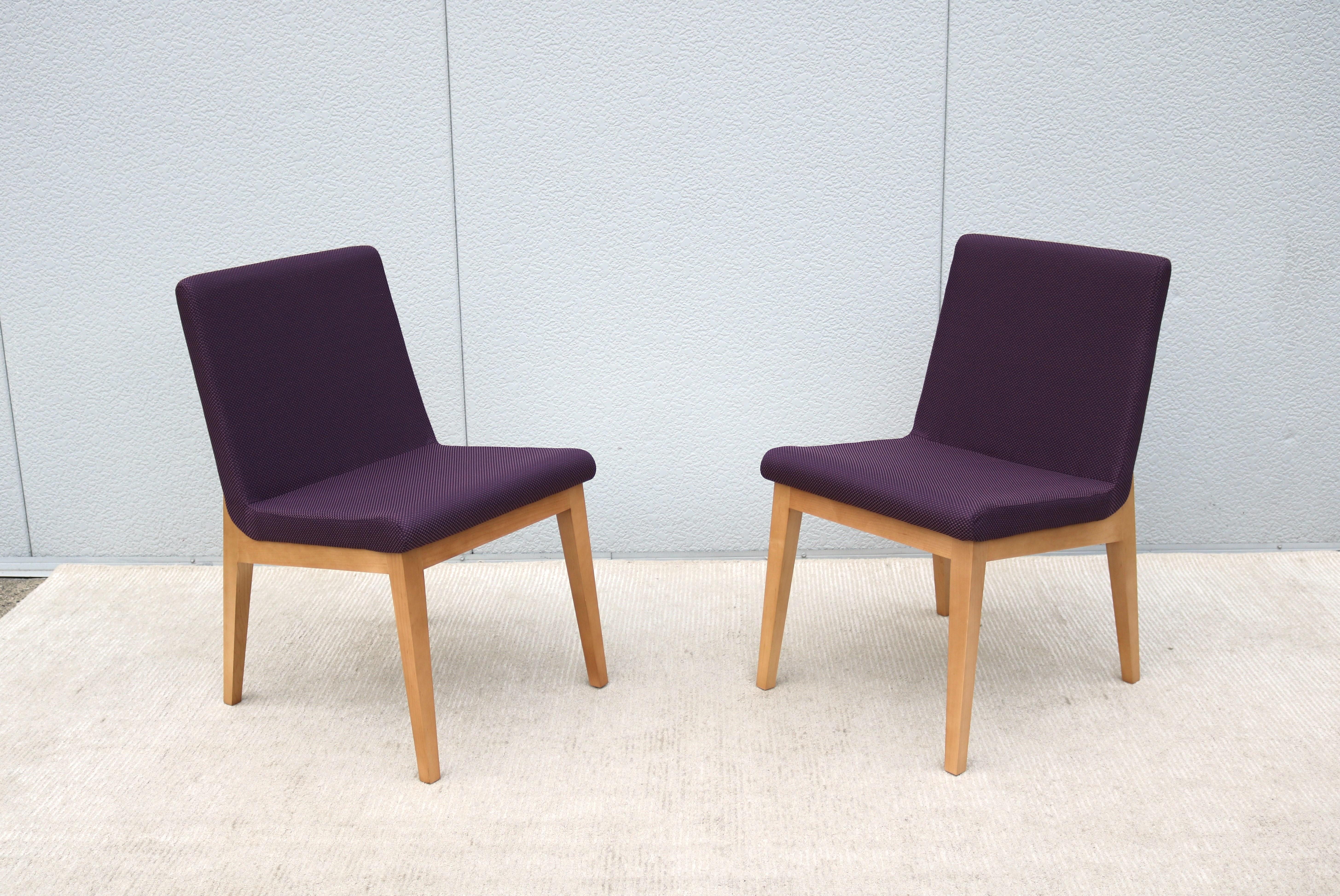 Contemporary David Mocarski für Gunlocke Tia Side Guest Chairs Brandneu, ein Paar (Tischlerei) im Angebot
