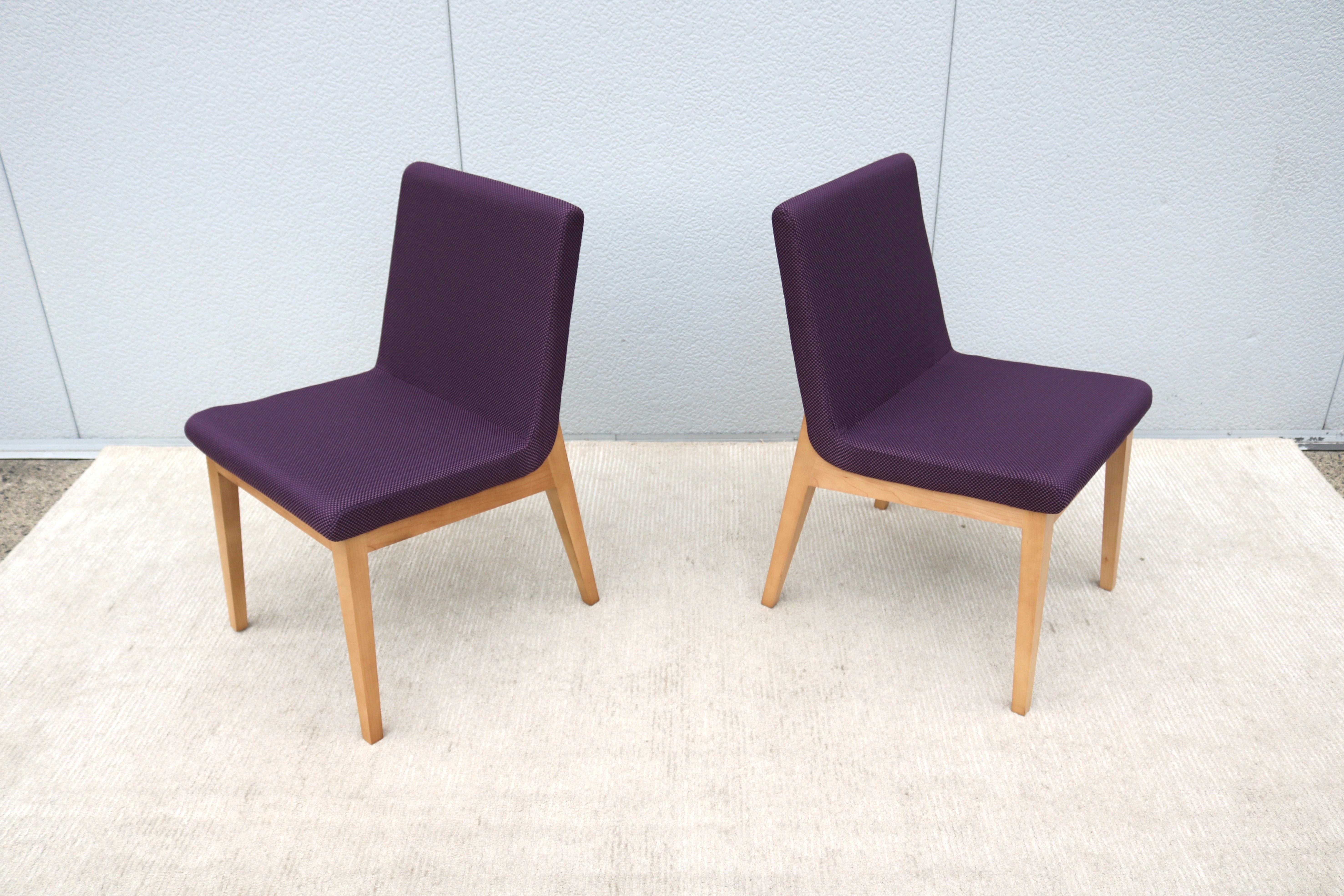 Contemporary David Mocarski für Gunlocke Tia Side Guest Chairs Brandneu, ein Paar (Stoff) im Angebot