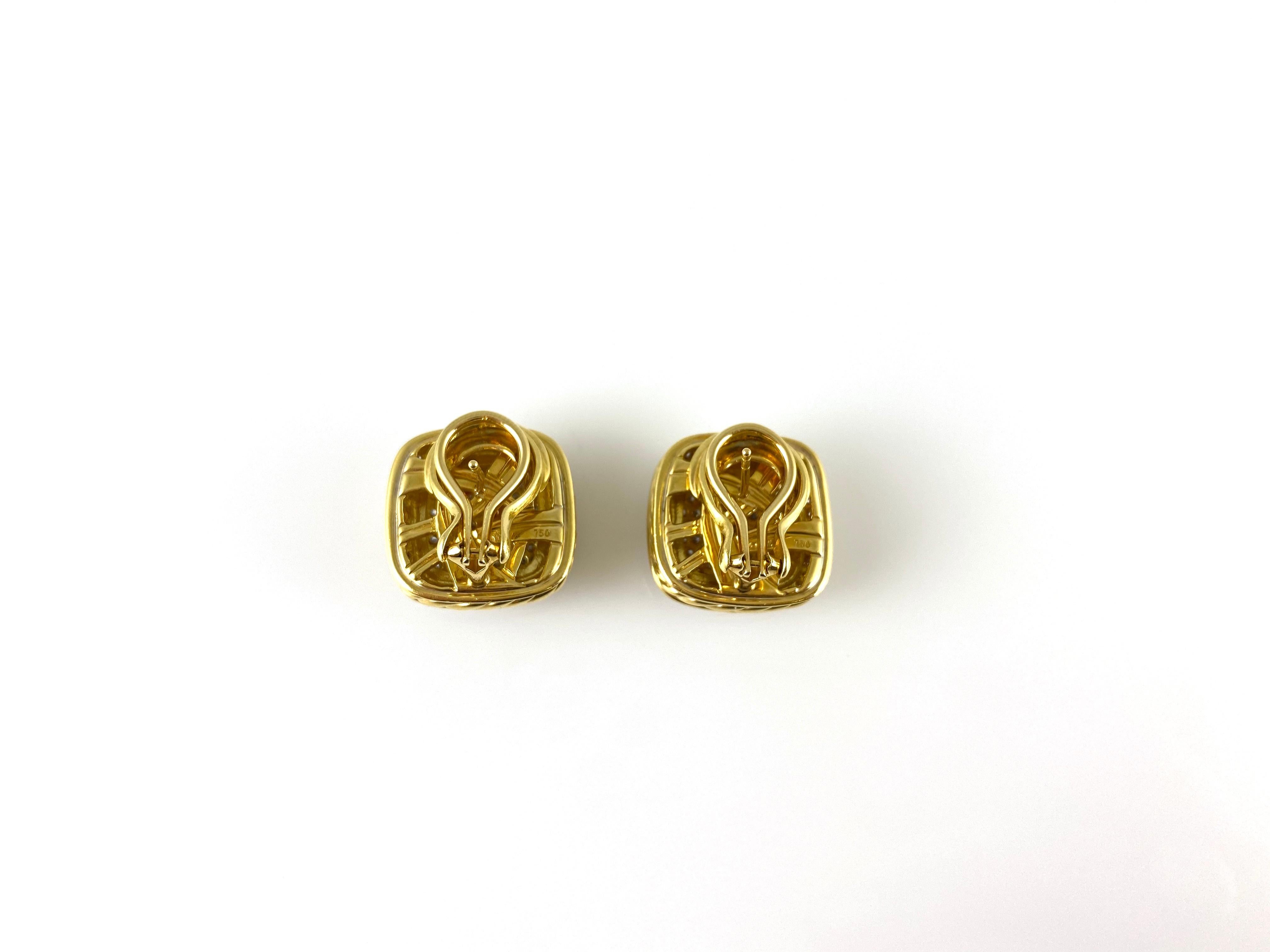 Contemporary David Yurman 18 Karat Yellow Carved Gold with Diamonds Earring In Excellent Condition For Sale In New York, NY