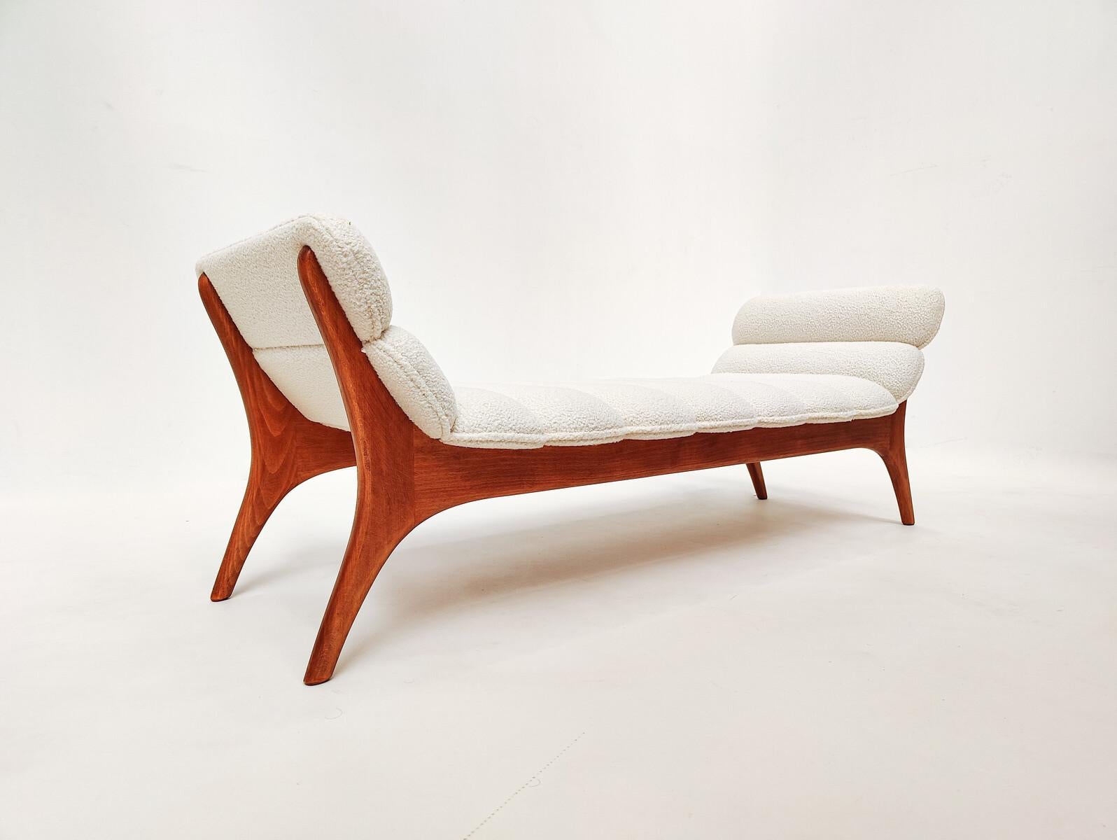 Contemporary Daybed, Wood and Fabric, Italy In Good Condition For Sale In Brussels, BE