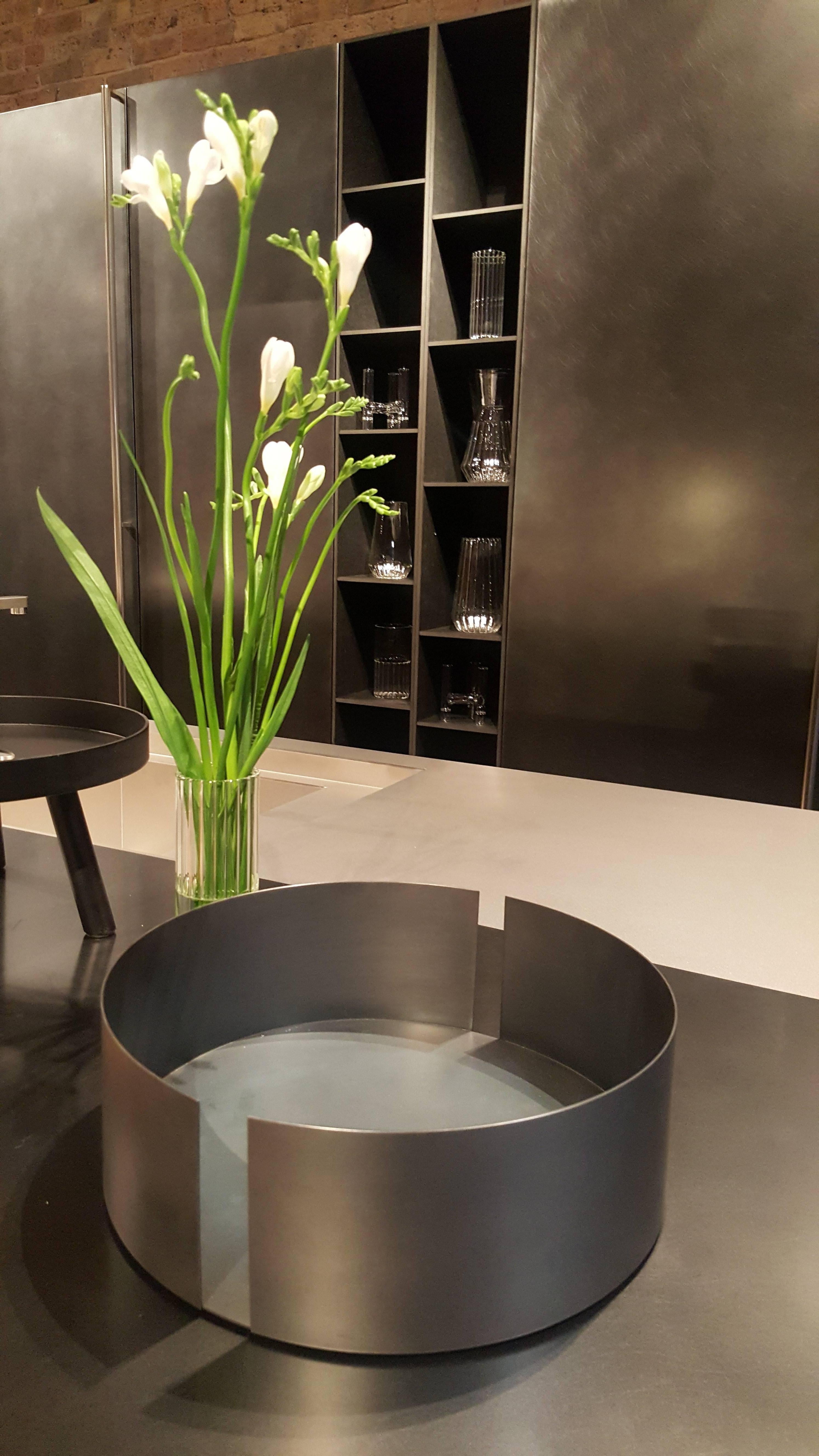Die minimalistische Maison-Kollektion besteht aus einem Serviertablett, einer mittelgroßen Schale und einer großen Schale, deren starke, zeitgenössische architektonische Formen die Spannung zwischen positivem und negativem Raum betonen. Sie eignen