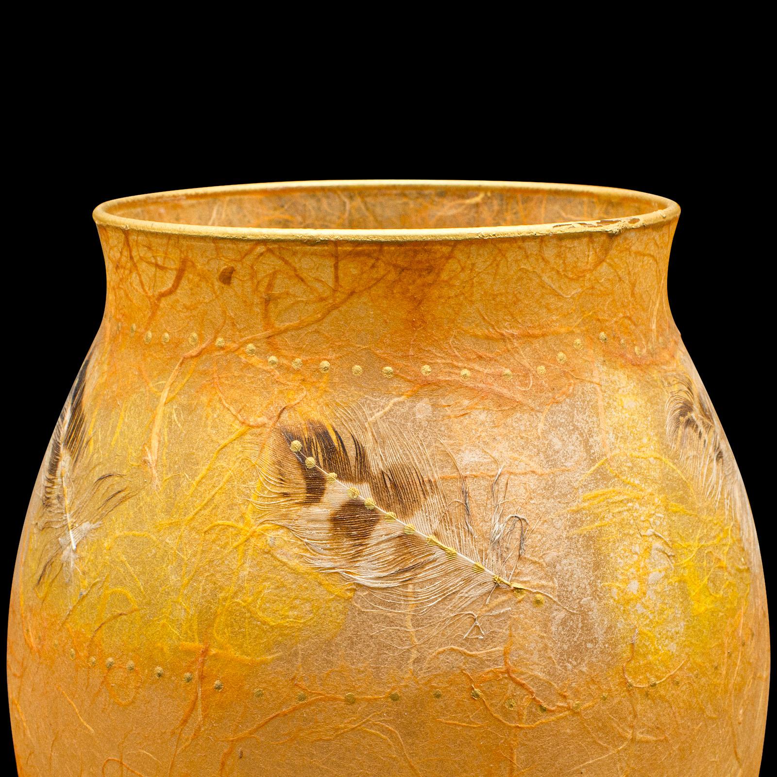 Vase à fleurs décoratif contemporain, anglais, verre d'art, urne à balustre, présentoir en vente 1