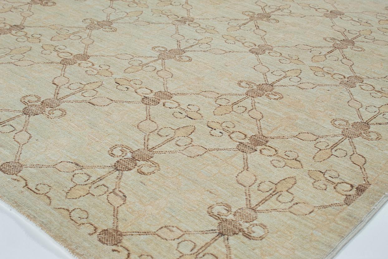 Hand-Knotted Contemporary Decorative Handknotted Rug with a Transitional Design For Sale