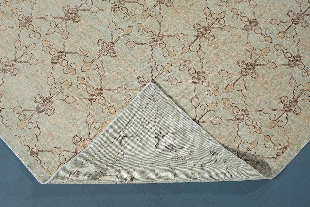 XXIe siècle et contemporain Tapis décoratif contemporain noué à la main au design transitionnel en vente