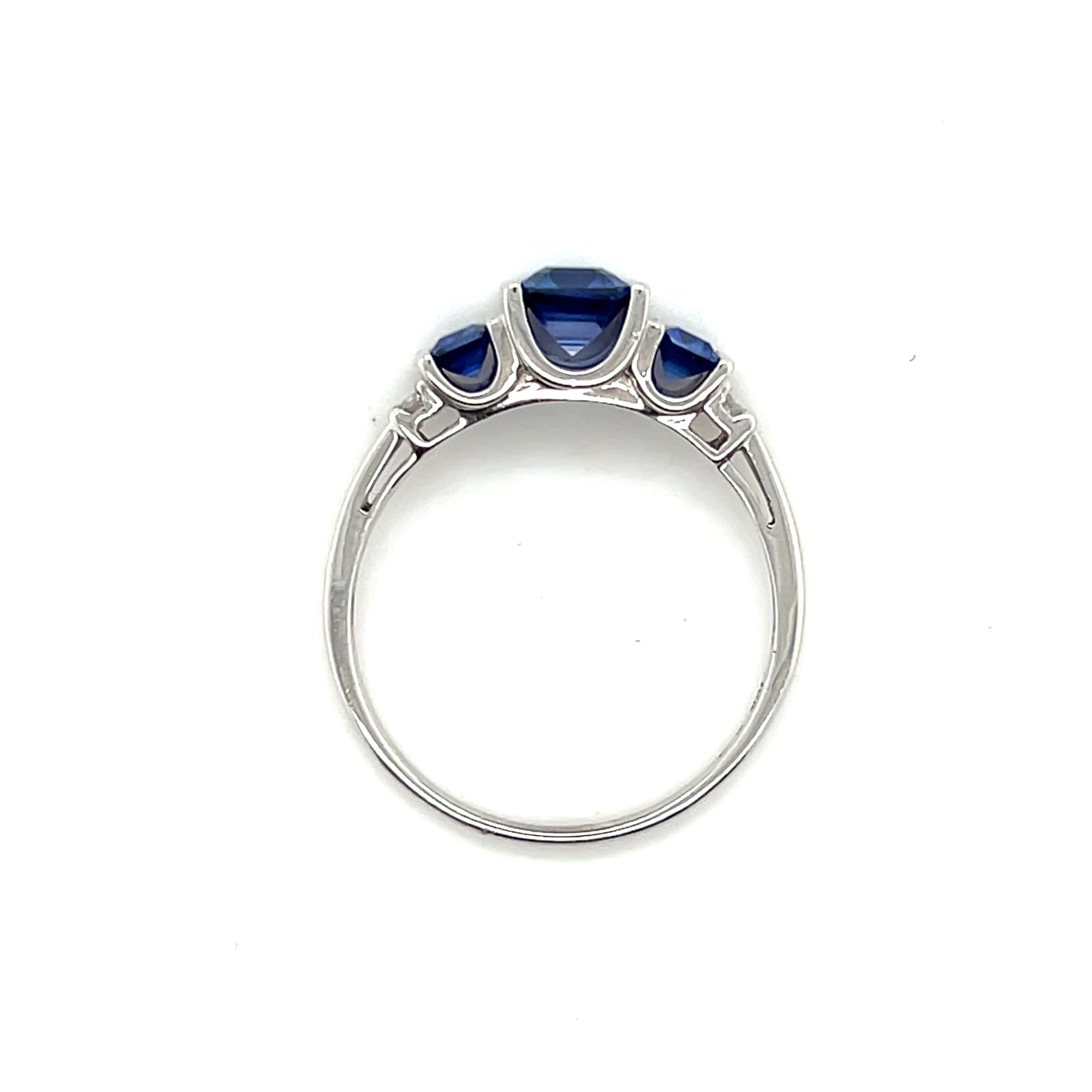 Zeitgenössischer tiefblauer Iolith im Smaragdschliff und Diamantring aus 14k Weißgold im Angebot 8