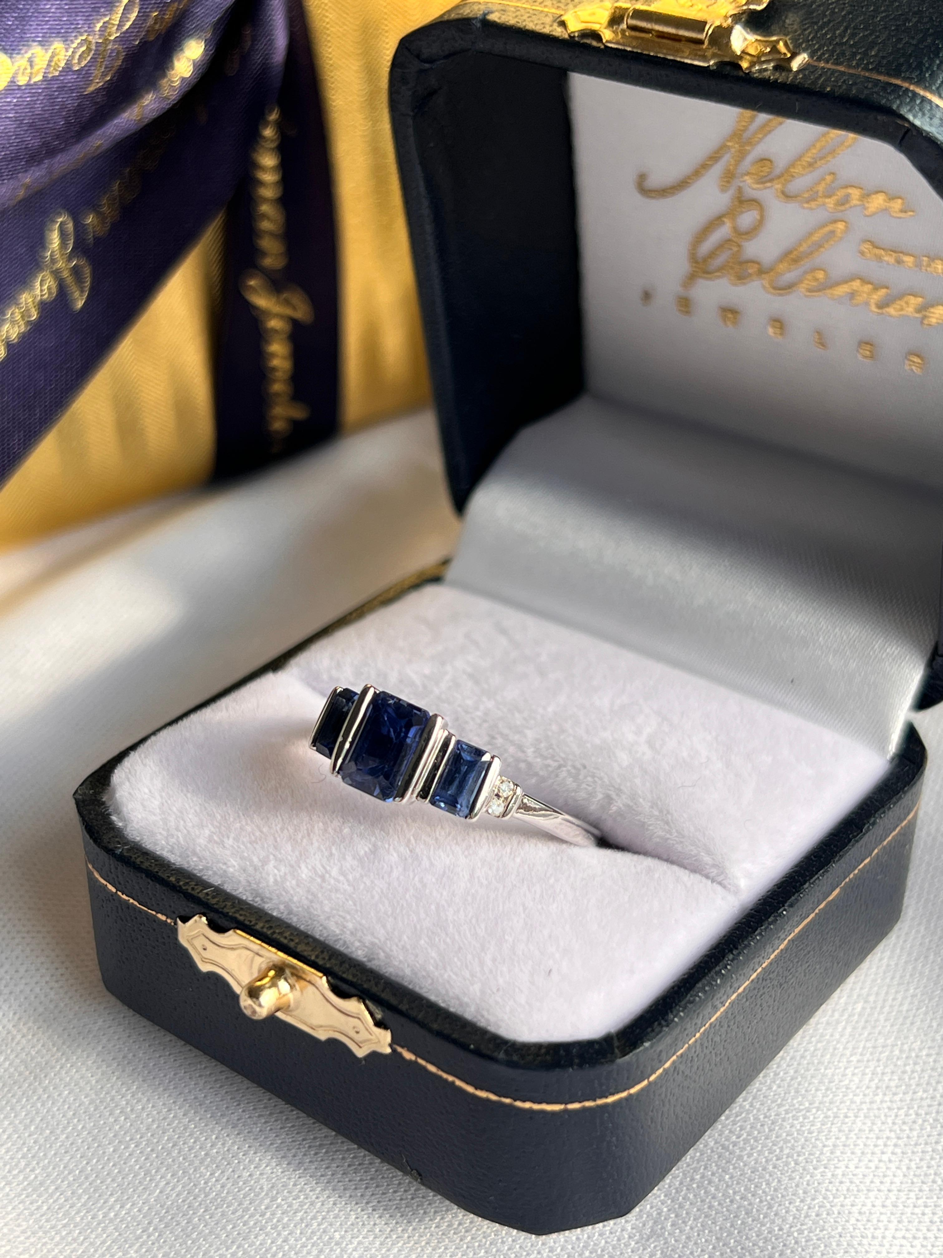Zeitgenössischer tiefblauer Iolith im Smaragdschliff und Diamantring aus 14k Weißgold im Zustand „Gut“ im Angebot in Towson, MD