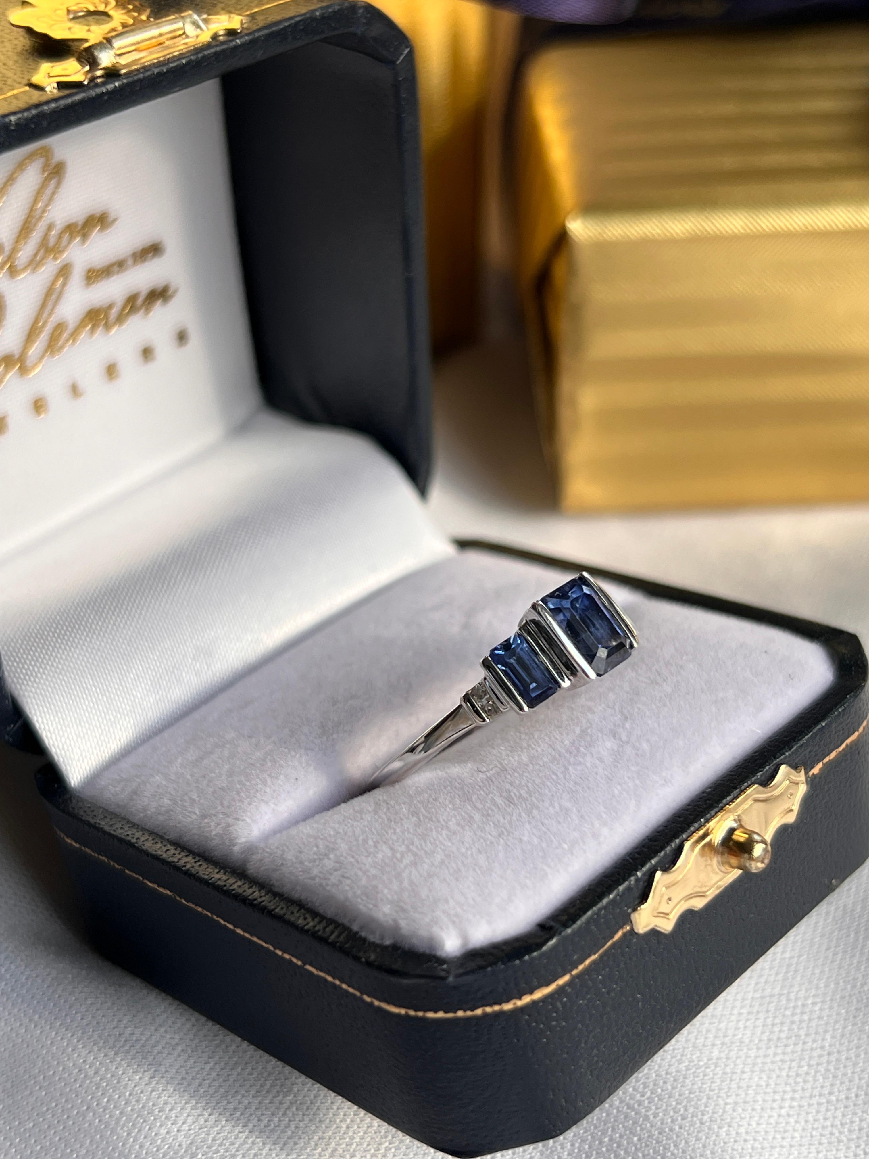 Zeitgenössischer tiefblauer Iolith im Smaragdschliff und Diamantring aus 14k Weißgold für Damen oder Herren im Angebot