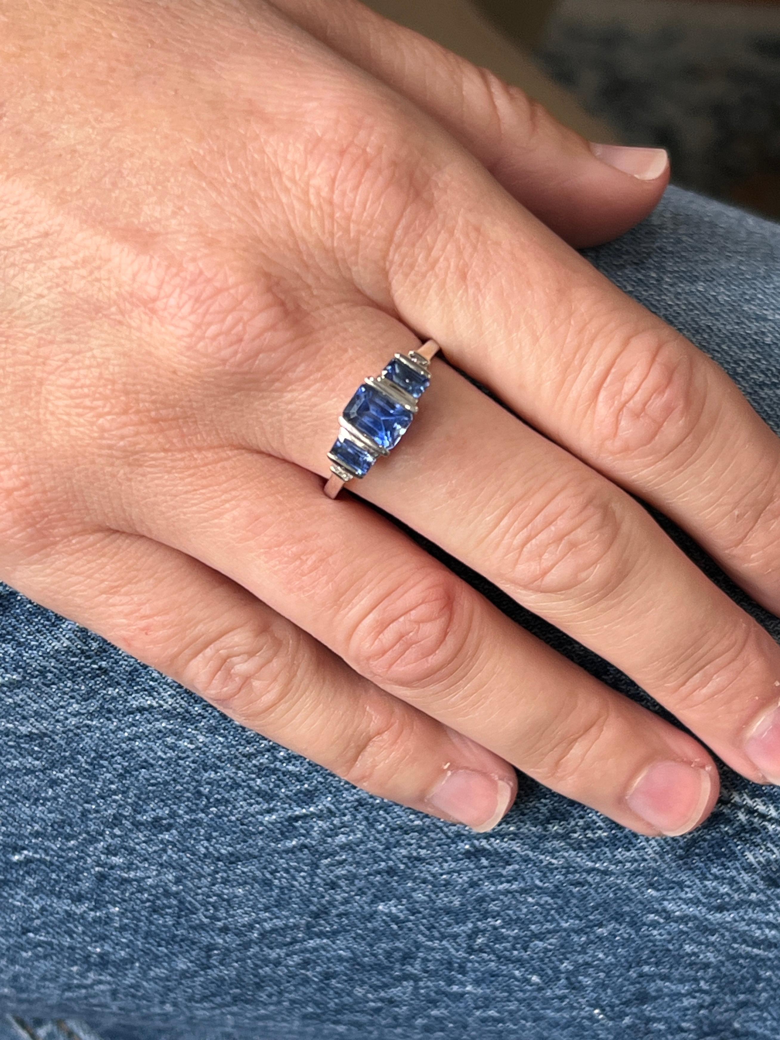 Zeitgenössischer tiefblauer Iolith im Smaragdschliff und Diamantring aus 14k Weißgold im Angebot 1