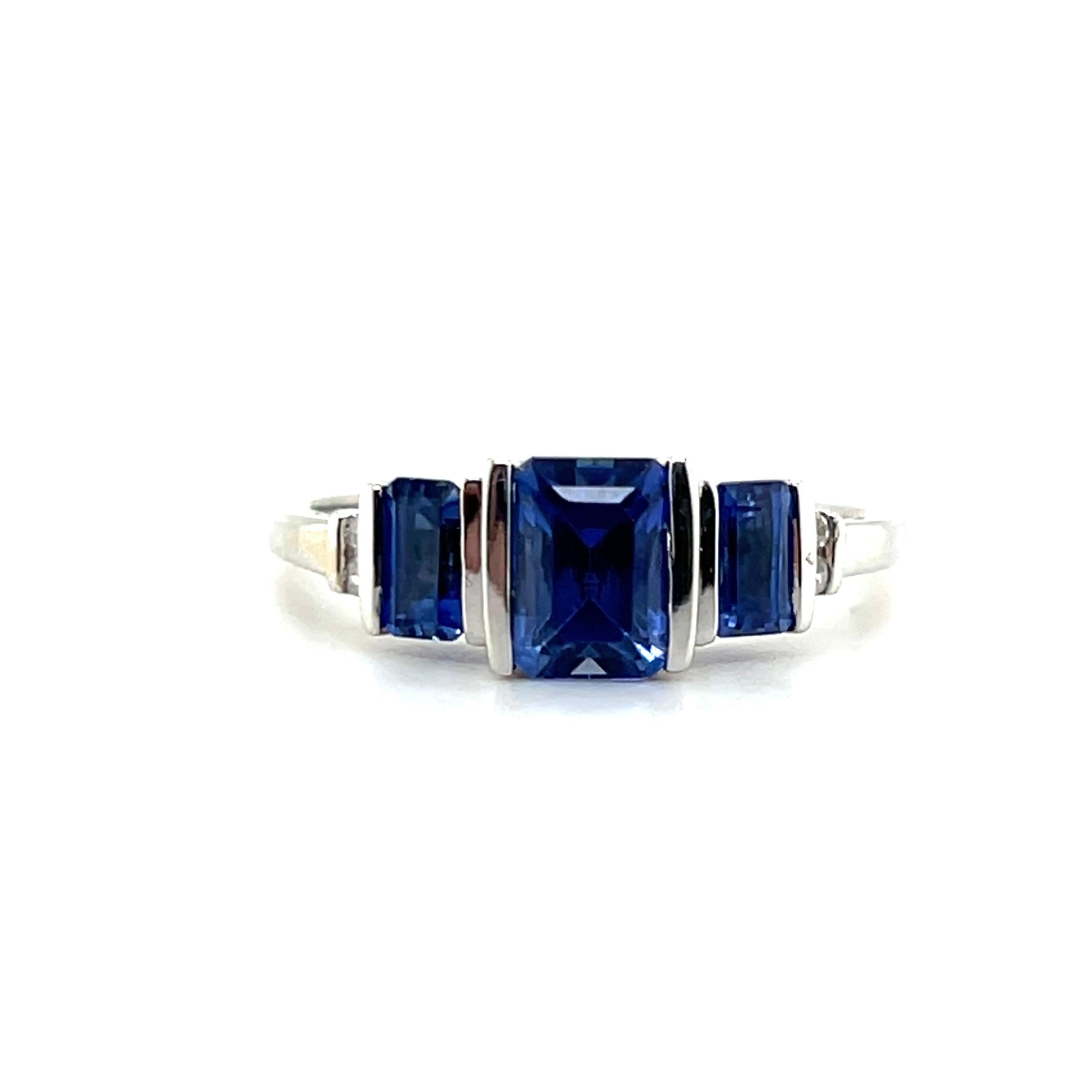 Zeitgenössischer tiefblauer Iolith im Smaragdschliff und Diamantring aus 14k Weißgold im Angebot 2