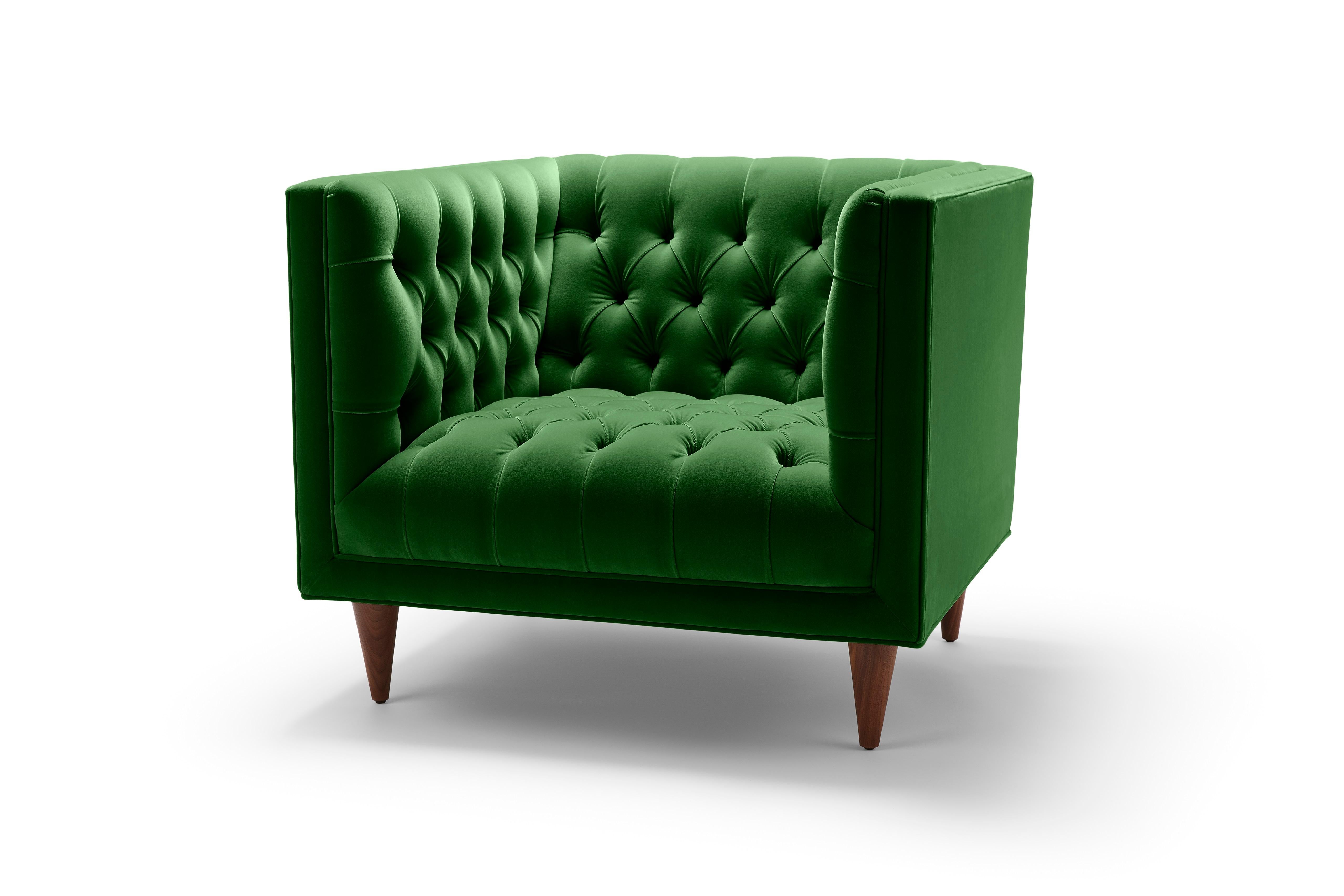 La sedia Tux è la nostra interpretazione contemporanea della classica Chesterfield. L'abbottonatura profonda e i dettagli sartoriali rendono questo capo uno dei miei preferiti. Qui è raffigurata rivestita in velluto di cotone verde smeraldo, con