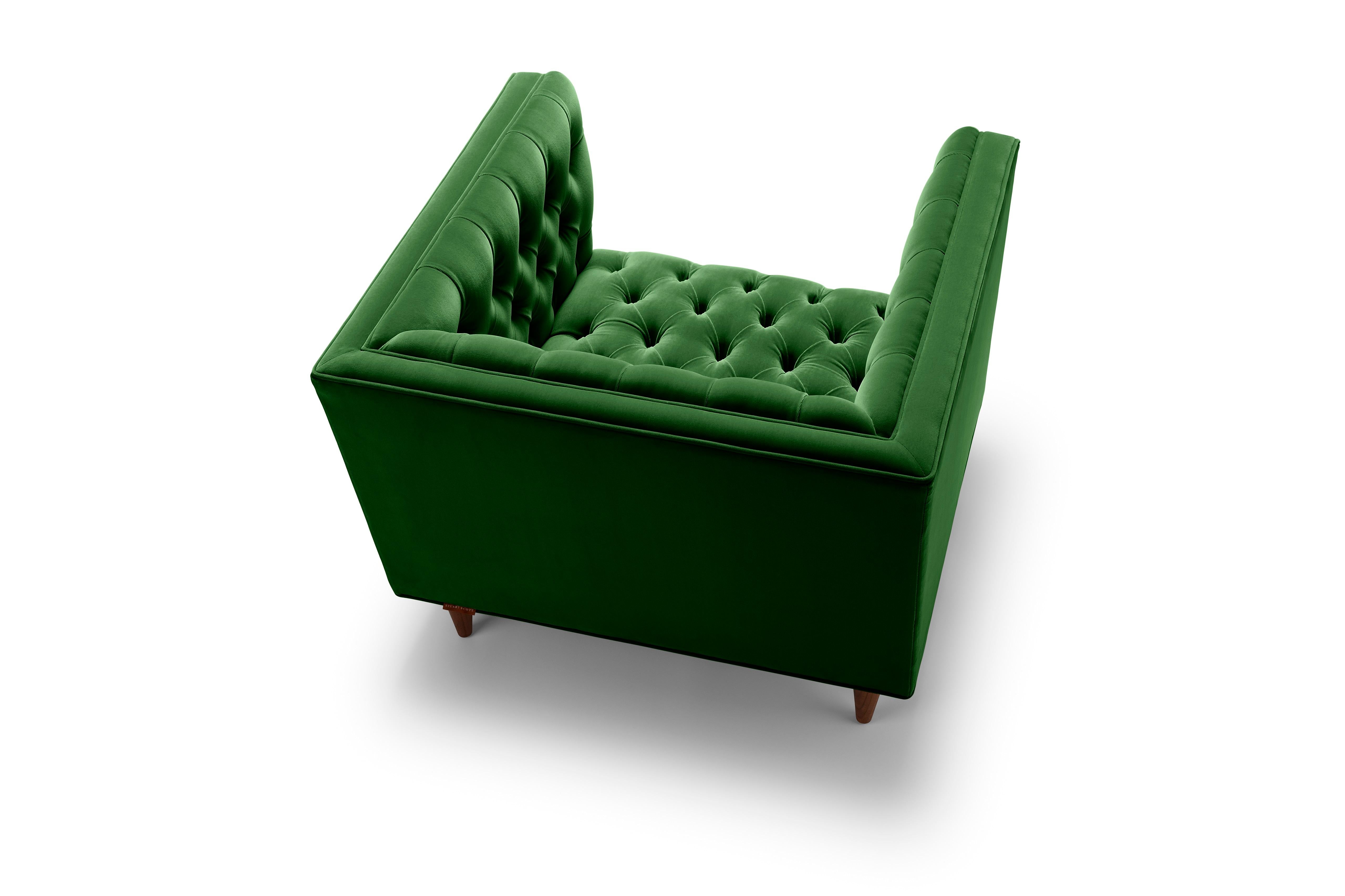 Moderno Sedia Tux contemporanea con bottoni profondi in velluto di cotone smeraldo e gambe in noce in vendita