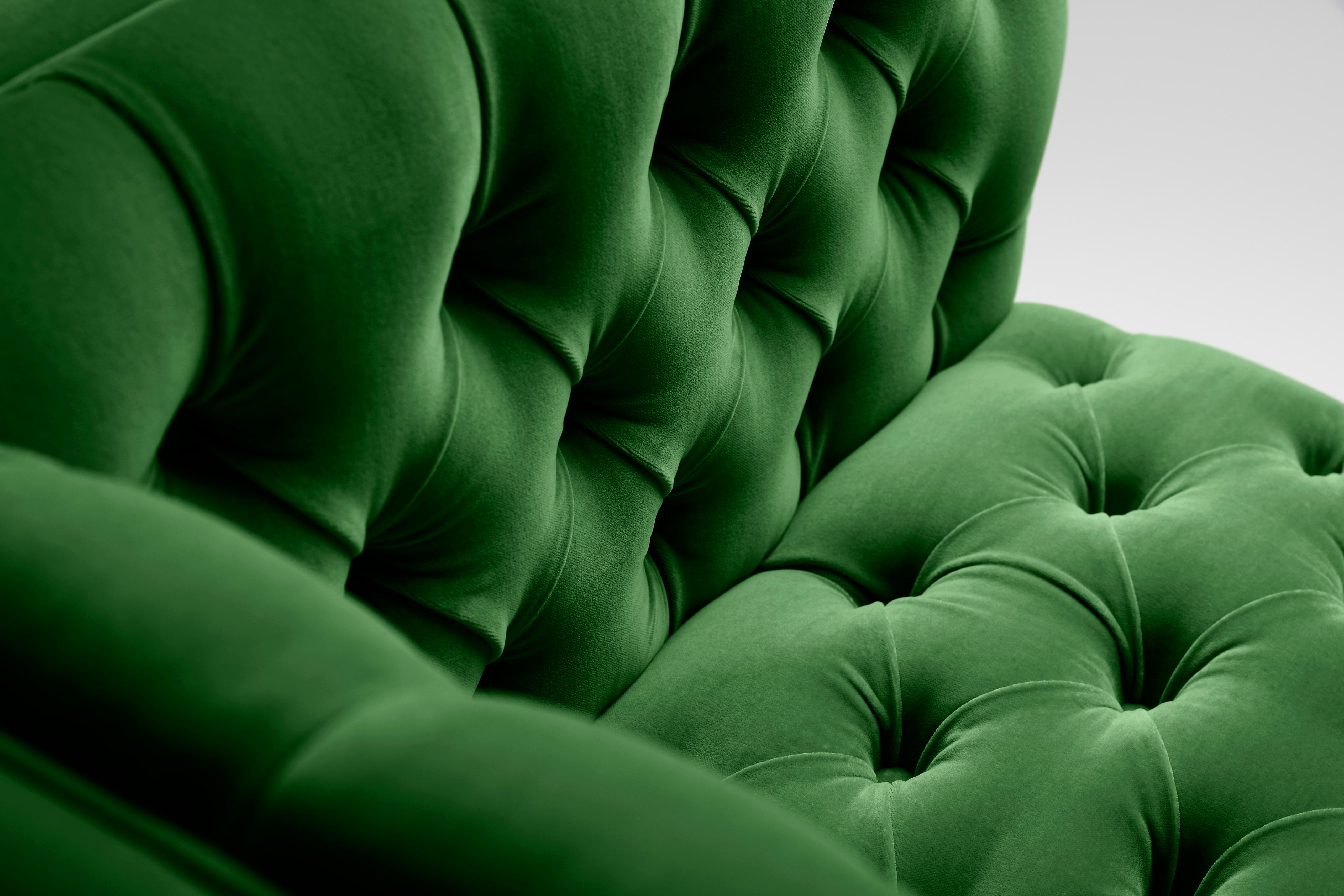 Inglese Sedia Tux contemporanea con bottoni profondi in velluto di cotone smeraldo e gambe in noce in vendita