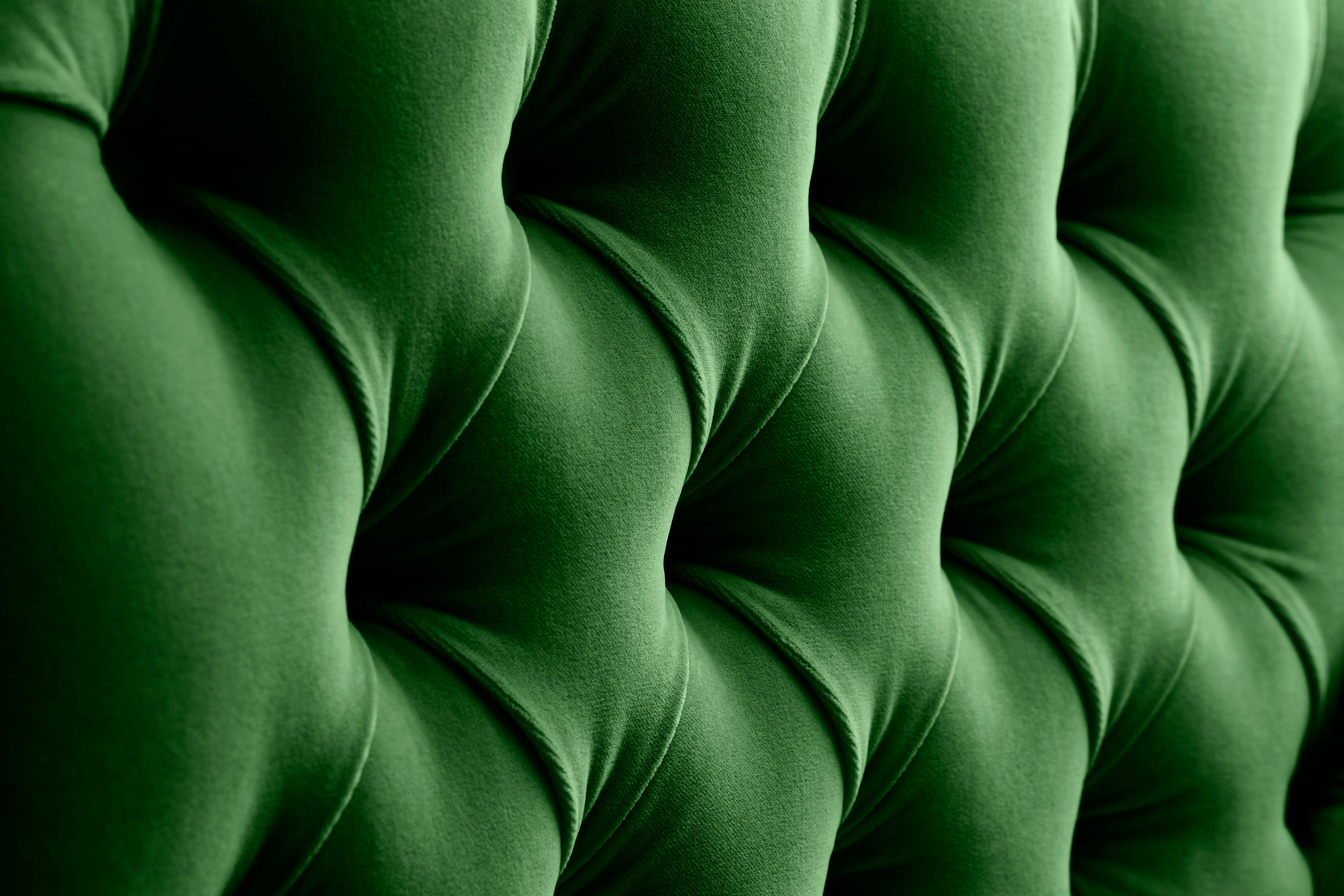 Ebanizzato Sedia Tux contemporanea con bottoni profondi in velluto di cotone smeraldo e gambe in noce in vendita