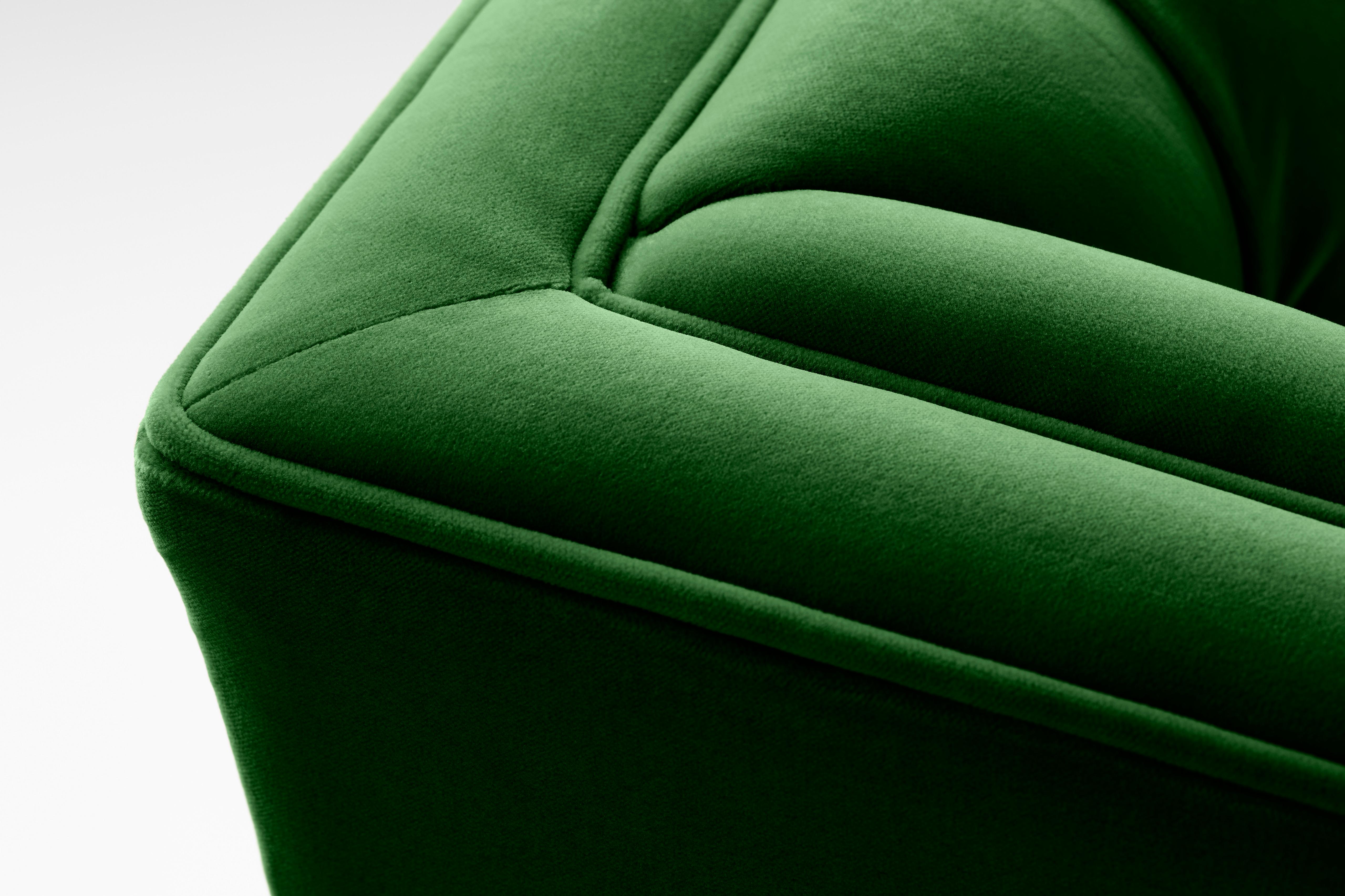Sedia Tux contemporanea con bottoni profondi in velluto di cotone smeraldo e gambe in noce In condizioni Nuovo in vendita a Trowbridge, Wiltshire