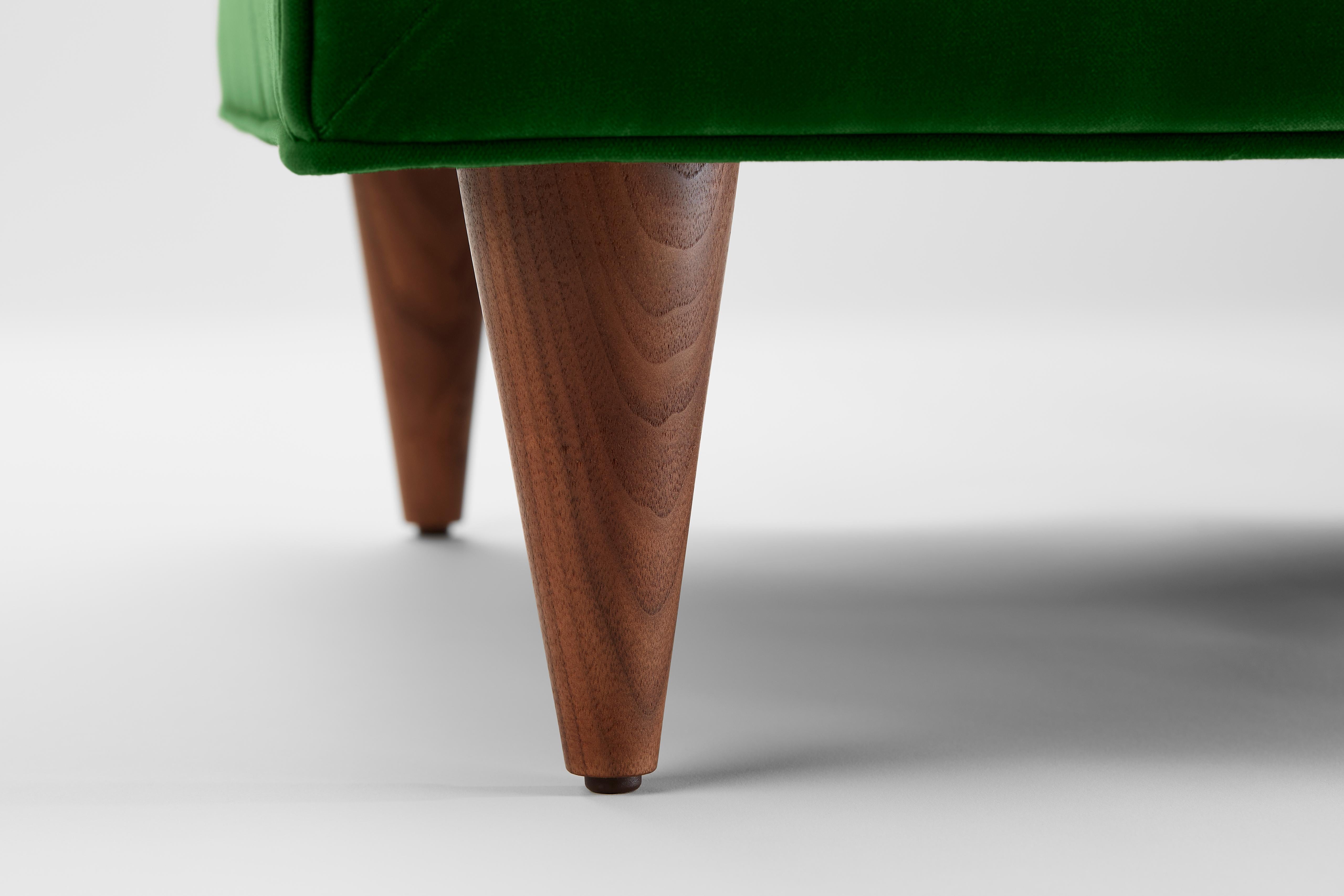 XXI secolo e contemporaneo Sedia Tux contemporanea con bottoni profondi in velluto di cotone smeraldo e gambe in noce in vendita