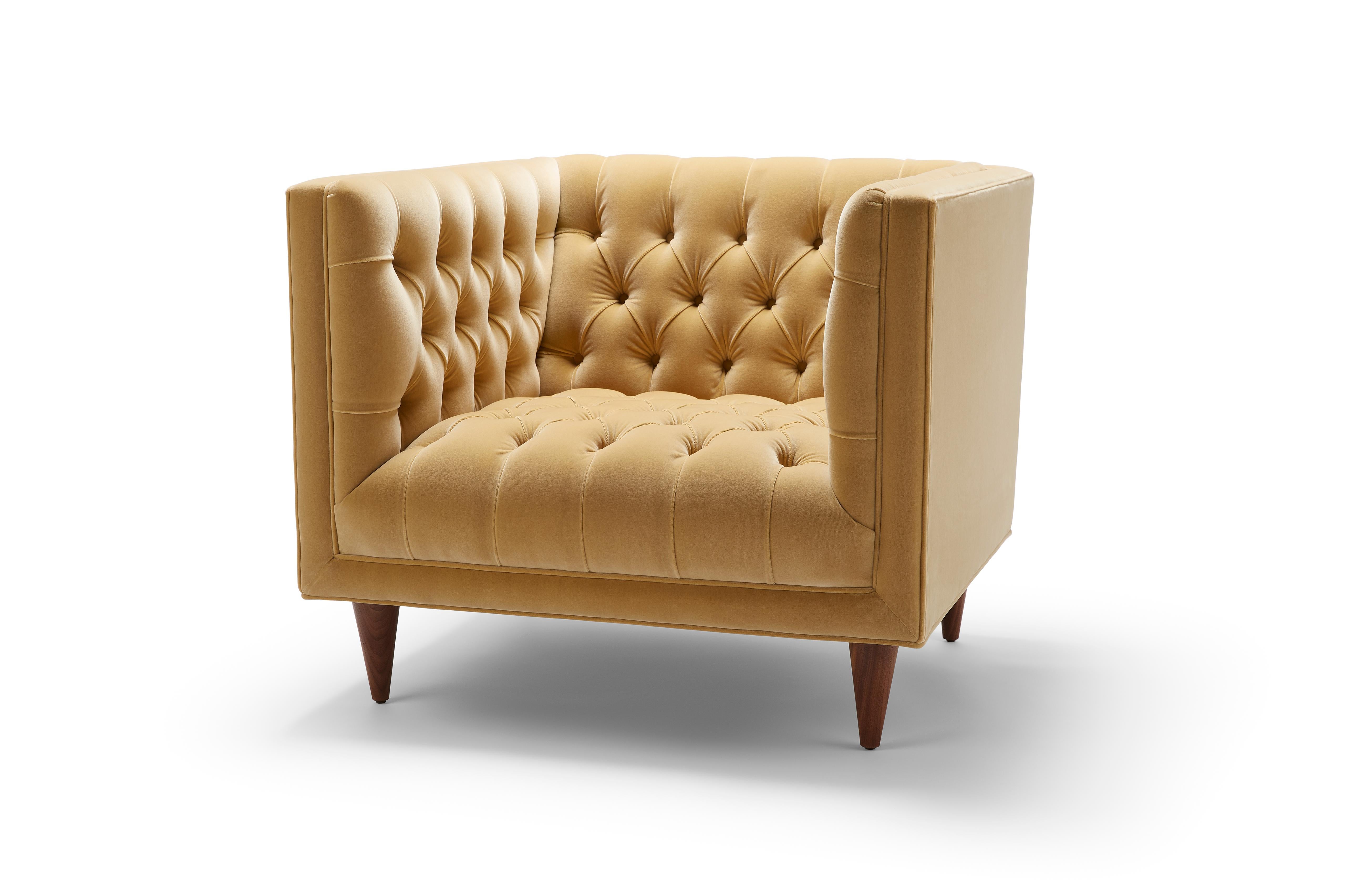 Der Tux Chair ist unsere moderne Interpretation des klassischen Chesterfield. Die tiefe Knopfleiste und die maßgeschneiderten Details machen dieses Stück zu einem persönlichen Favoriten. Hier abgebildet mit einem Bezug aus Designers Guild Varese