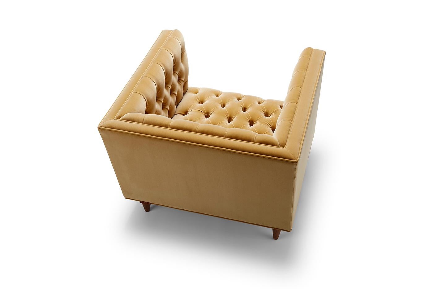 La sedia Tux è la nostra interpretazione contemporanea della classica Chesterfield. L'abbottonatura profonda e i dettagli sartoriali rendono questo capo uno dei miei preferiti. Qui è raffigurata rivestita in velluto di cotone color paglia, con gambe