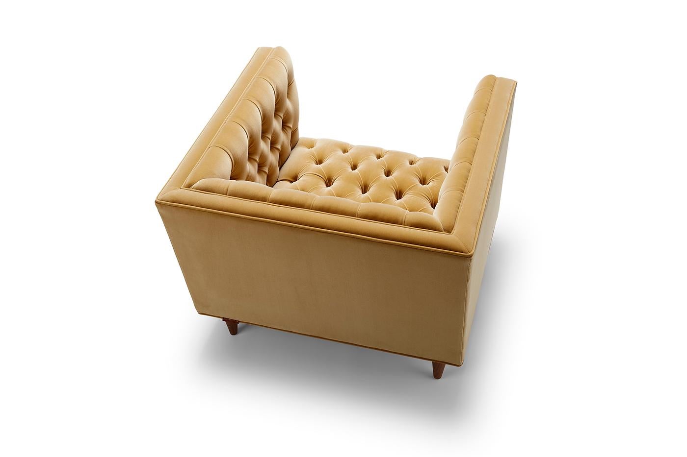 Contemporary Deep Buttoned Tux Chair aus strohgelbem Baumwollsamt mit Beinen aus Walnussholz (Moderne) im Angebot