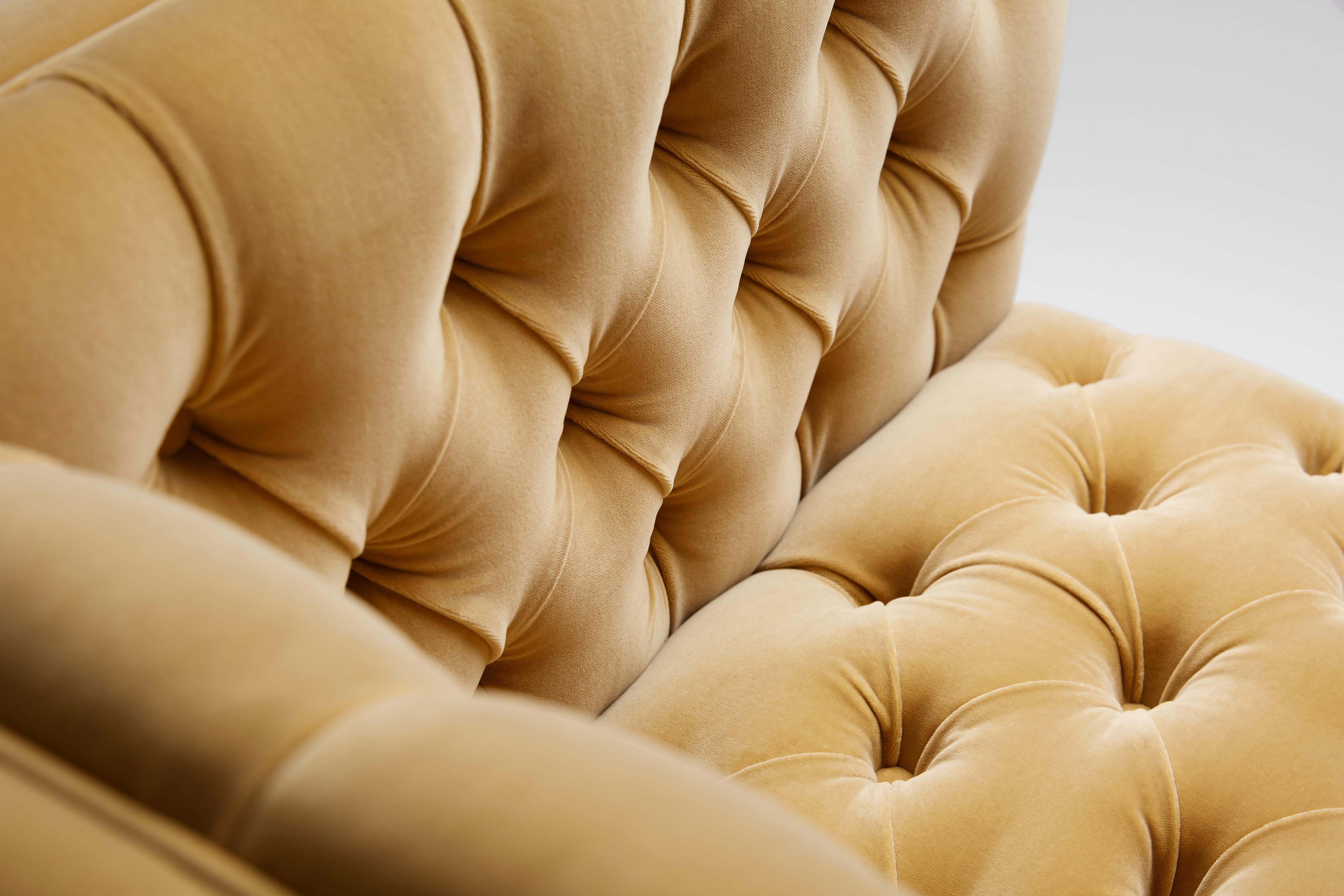 Contemporary Deep Buttoned Tux Chair aus strohgelbem Baumwollsamt mit Beinen aus Walnussholz (Englisch) im Angebot
