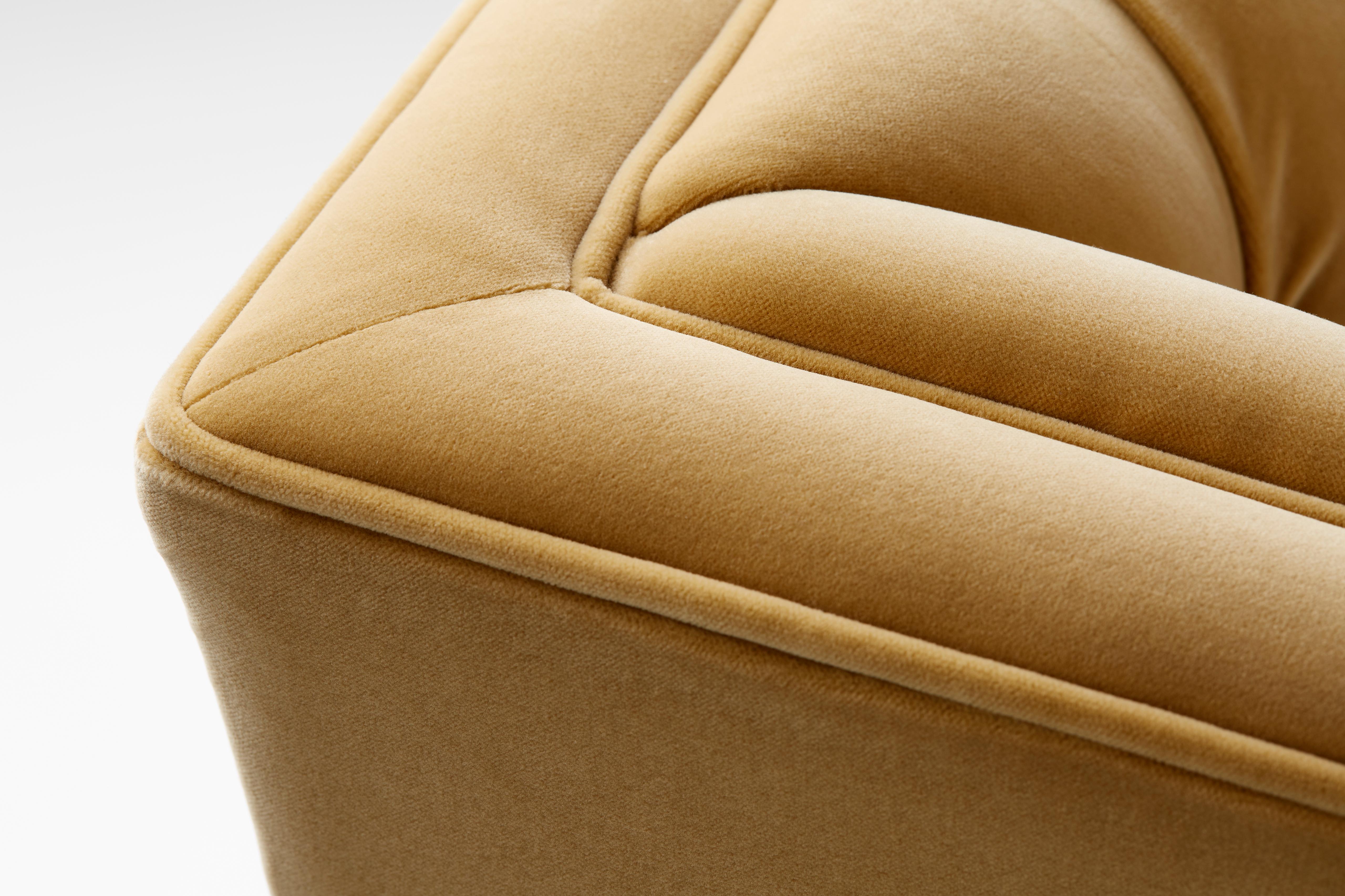 Contemporary Deep Buttoned Tux Chair aus strohgelbem Baumwollsamt mit Beinen aus Walnussholz im Zustand „Hervorragend“ im Angebot in Trowbridge, Wiltshire