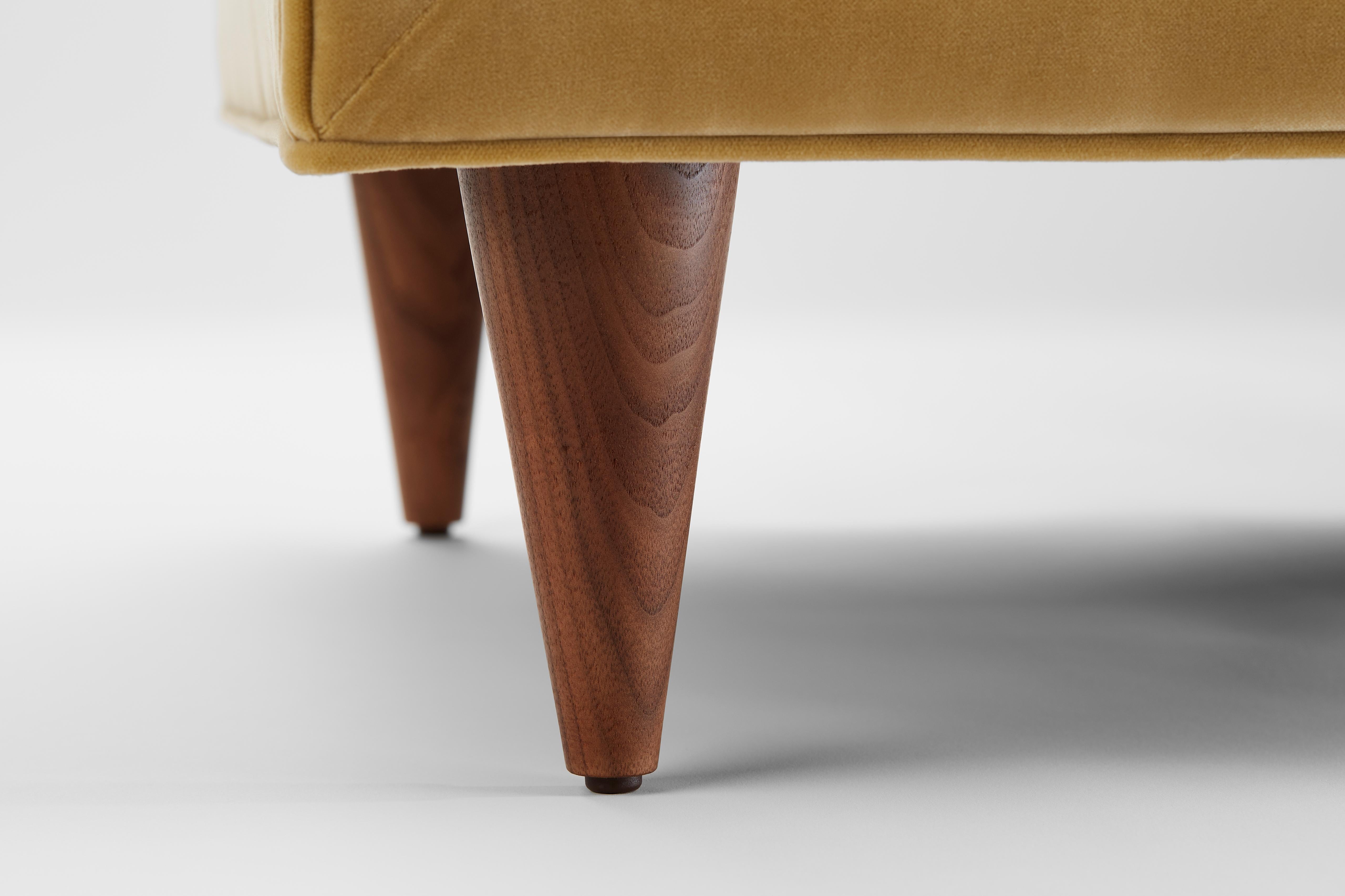 Contemporary Deep Buttoned Tux Chair aus strohgelbem Baumwollsamt mit Beinen aus Walnussholz (21. Jahrhundert und zeitgenössisch) im Angebot