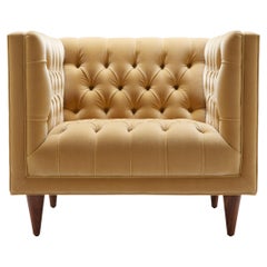 Chaise Tux contemporaine à boutons profonds en velours de coton paille et pieds en noyer
