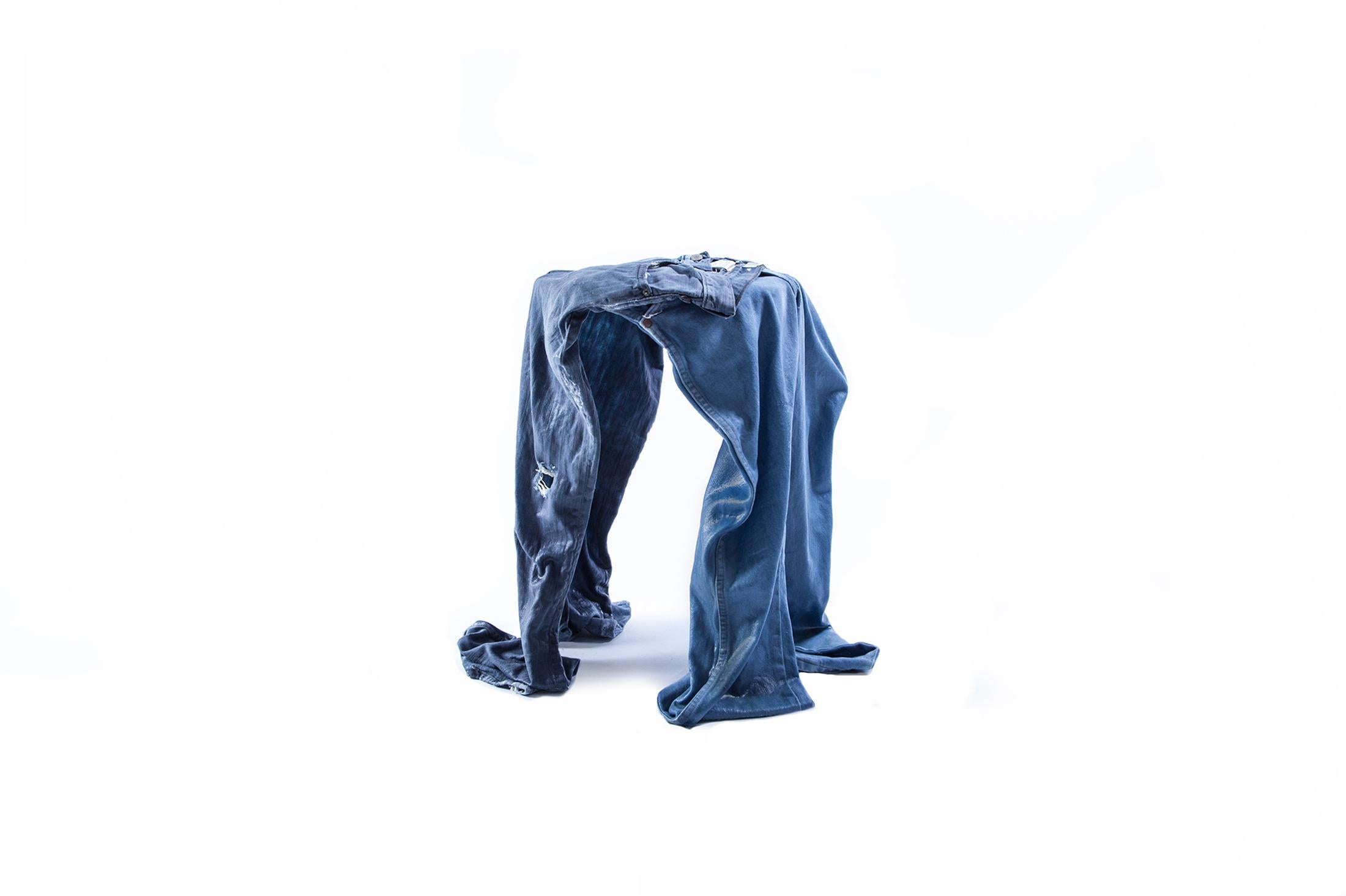 Contemporary Denim Hocker, hergestellt aus gehärteten 'Worn' Blue Jeans (Moderne) im Angebot
