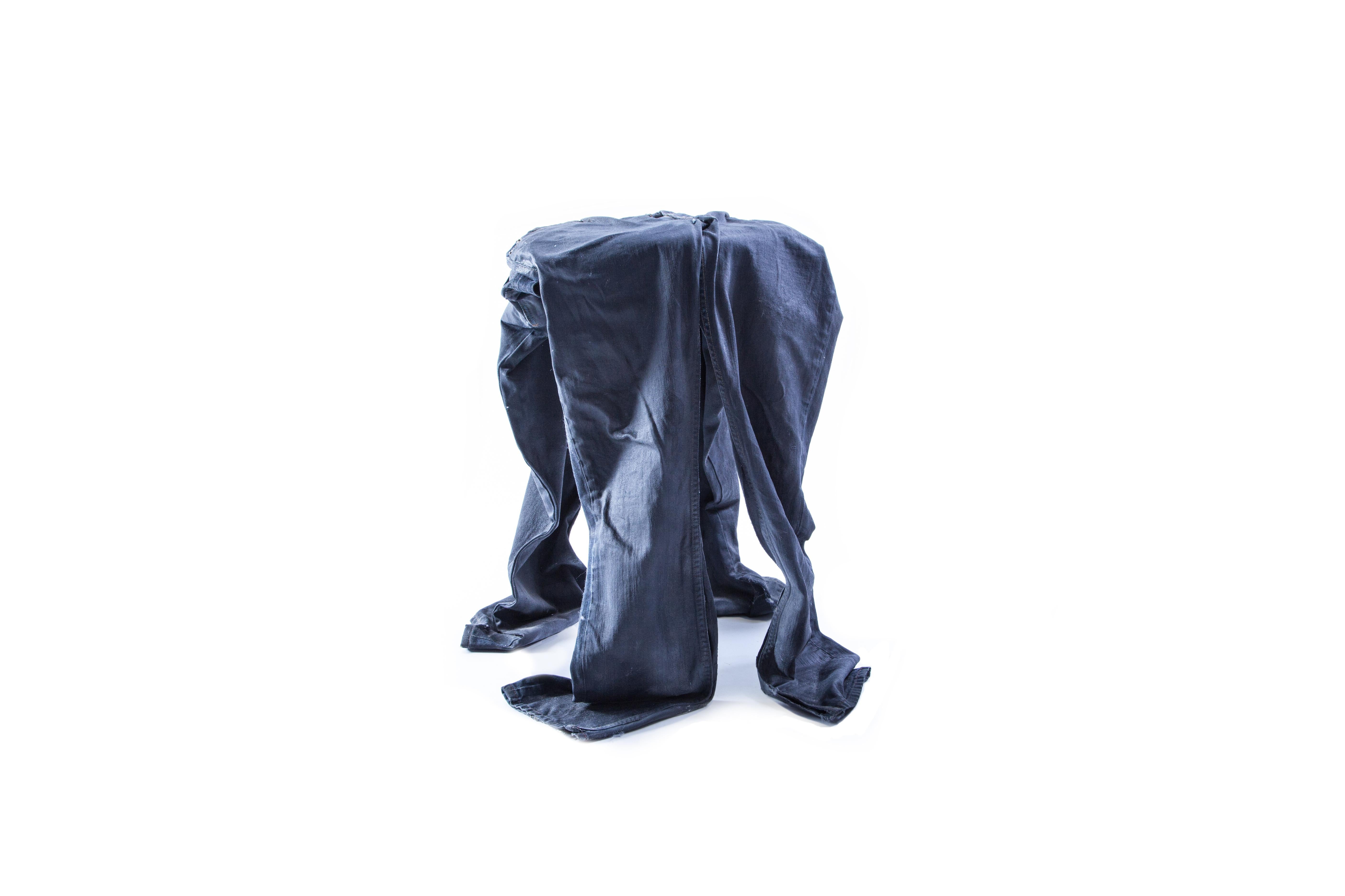 Contemporary Denim Hocker, hergestellt aus gehärteten 'Worn' Blue Jeans (amerikanisch) im Angebot