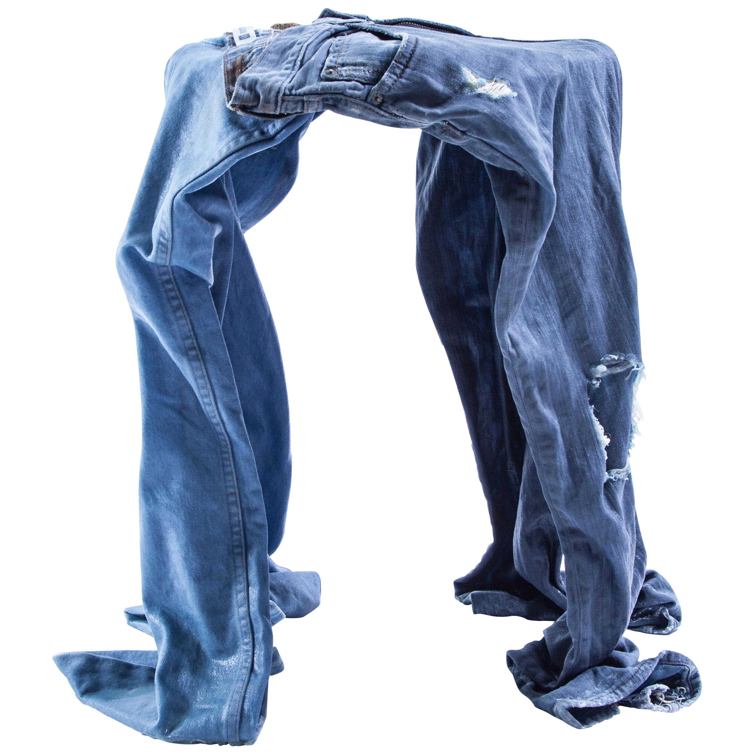Tabouret contemporain en denim, fabriqué à partir de jeans bleus " usés " et renforcés en vente