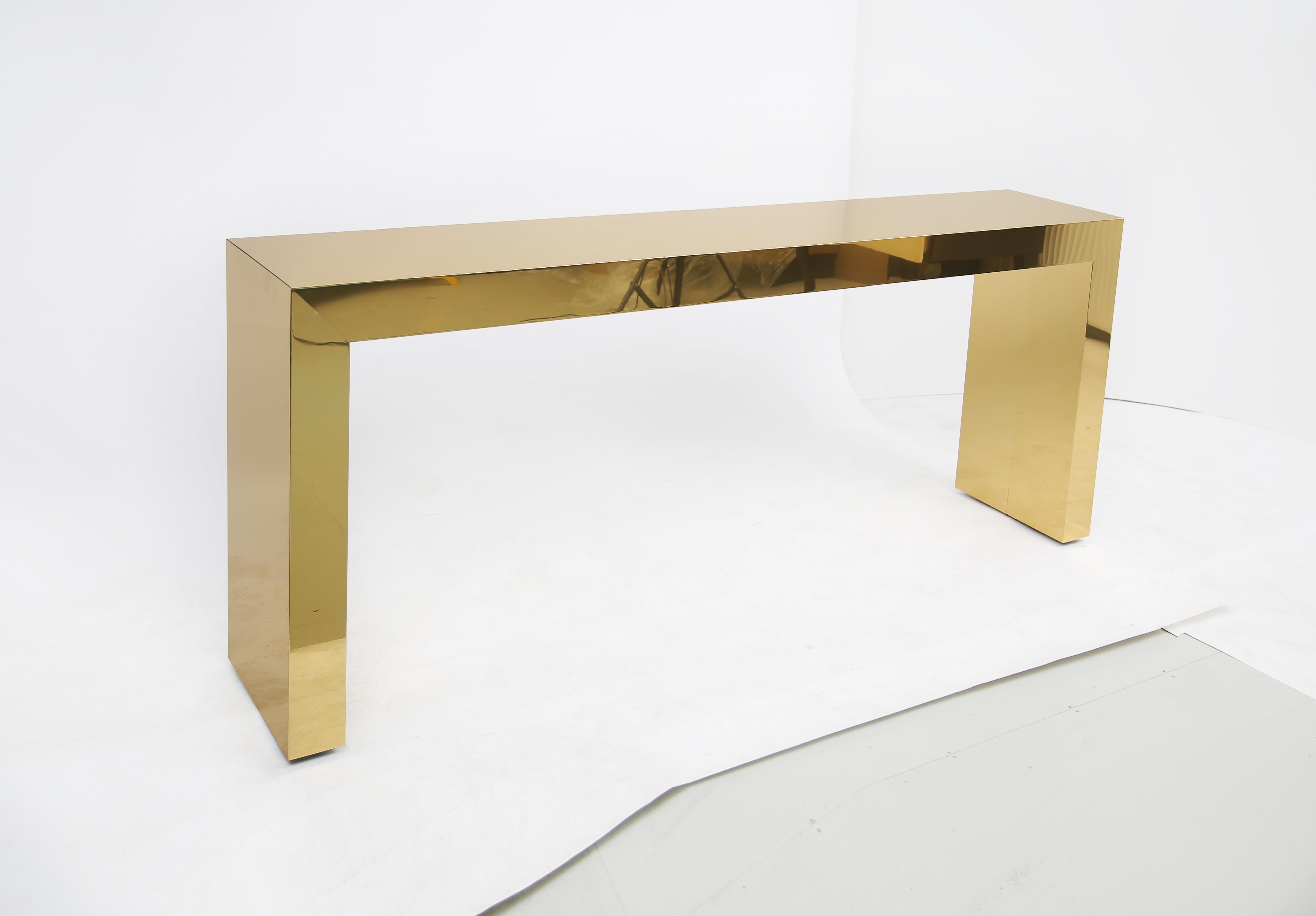 This console table from Denwen collection is completely made of a solid polished brass, which makes the piece stylish and luxurious. It also offers a modern yet sophisticated look to any interior. The Denwen console table is easy to match with other
