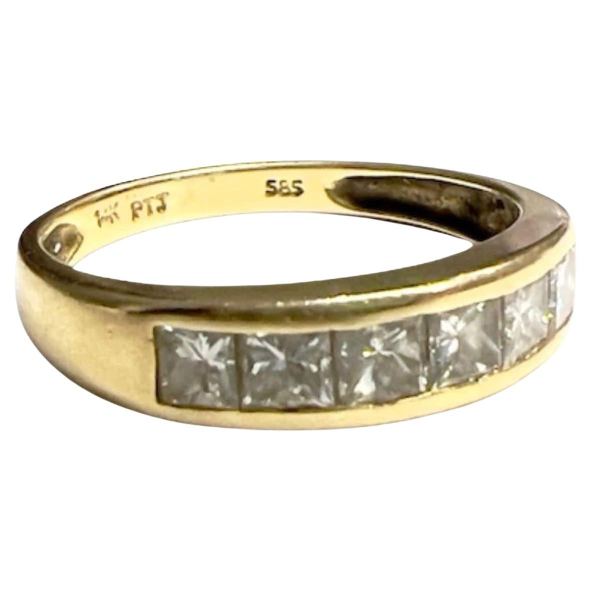 Questo anello sfoggia un design contemporaneo del XX secolo, realizzato in oro giallo 18 carati e impreziosito da diamanti taglio principessa per un totale di 0,80 carati. Ha un peso leggero di 2,27 grammi ed è di dimensioni 15/55. I diamanti