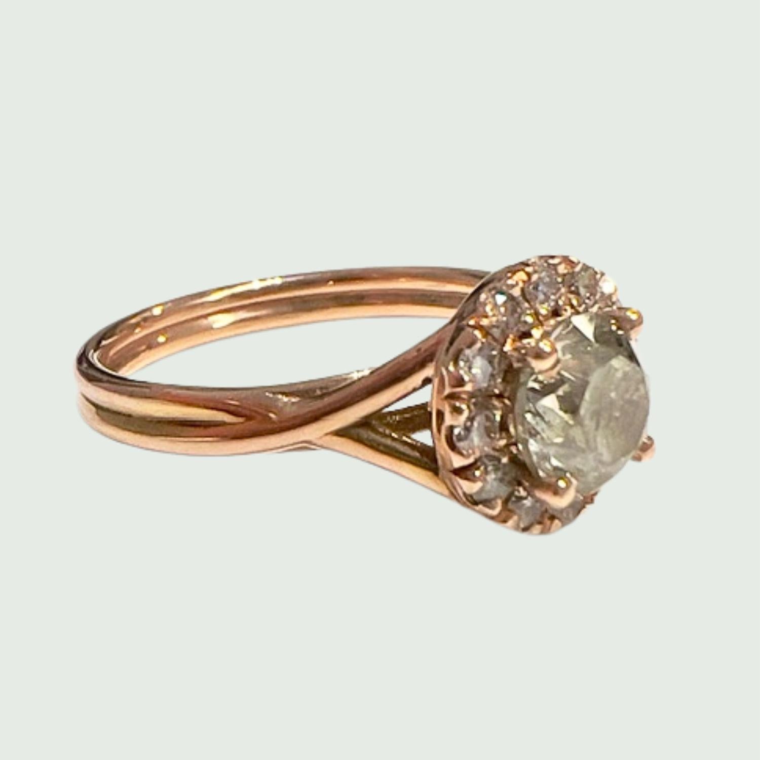 Discover the Contemporary Design Ring that will captivate all hearts. This elegant ring is crafted with exquisite 18-karat yellow gold and features a dazzling  brilliant-cut diamond of 0.80 carats, complemented at its center by diamonds of 0.22