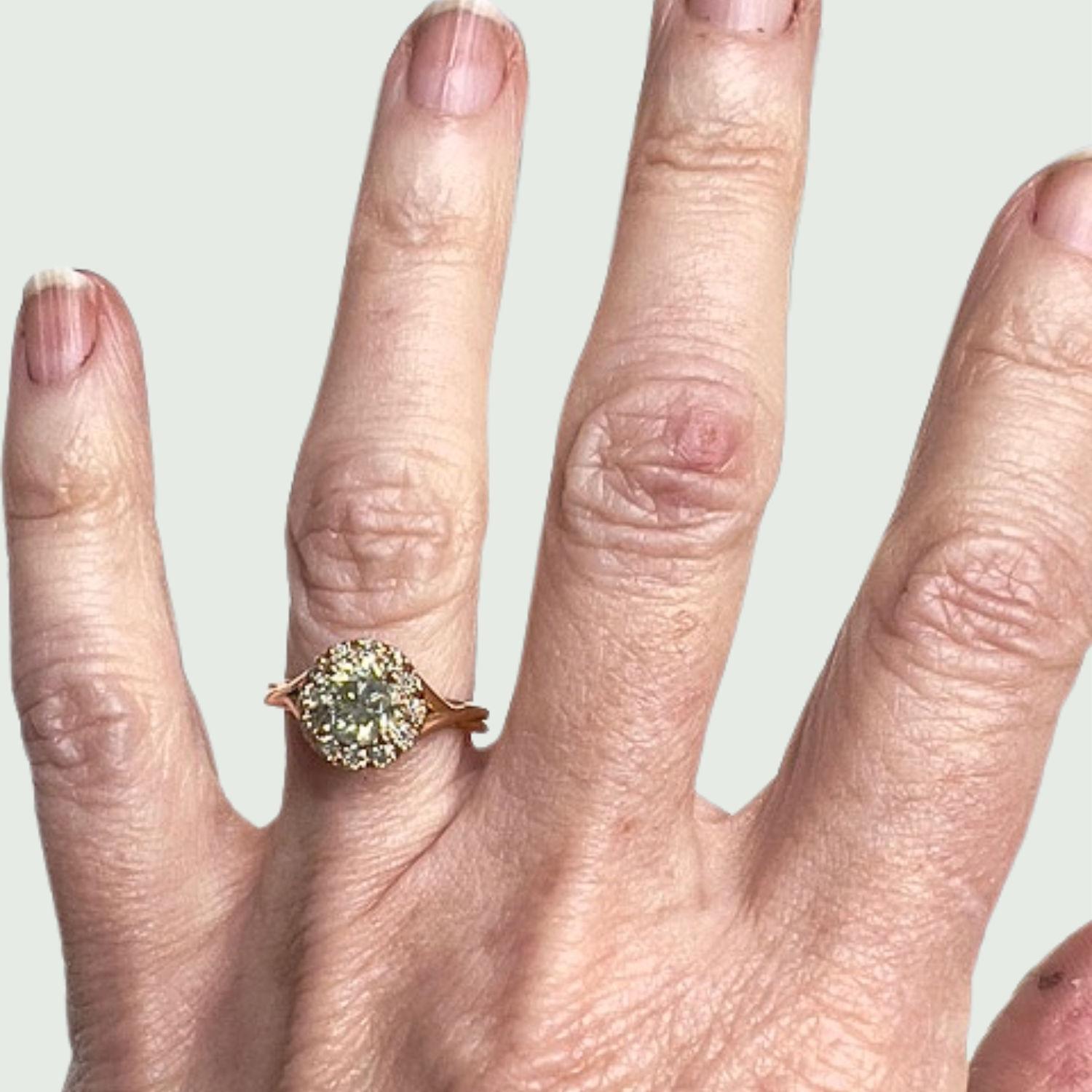 Women's Contemporary Design Brilliant-Cut Diamond 18K Yellow Gold Ring  For Sale