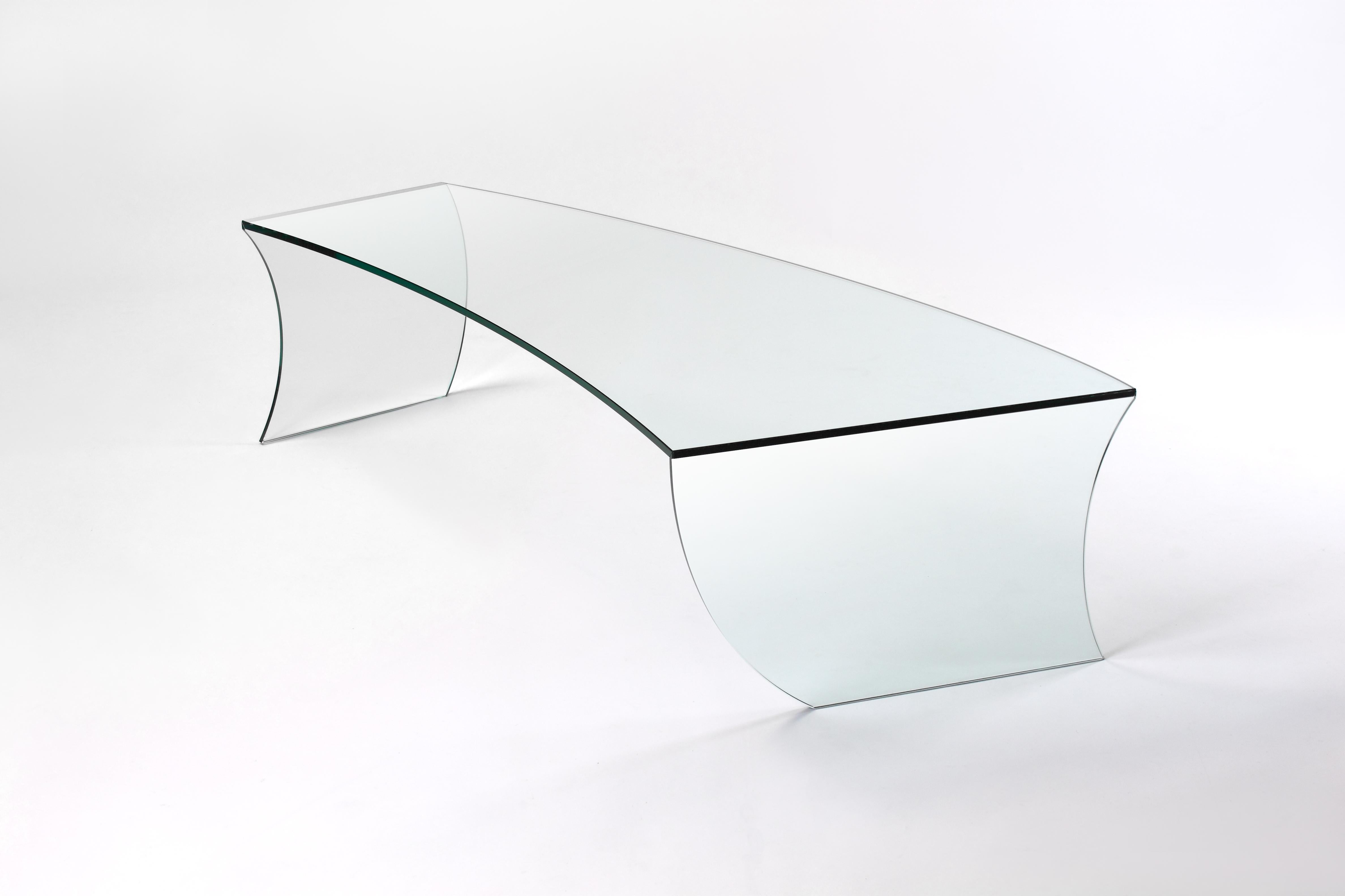 italien Table basse centrale de cocktail en verre de forme incurvée, design de collection Italie en vente