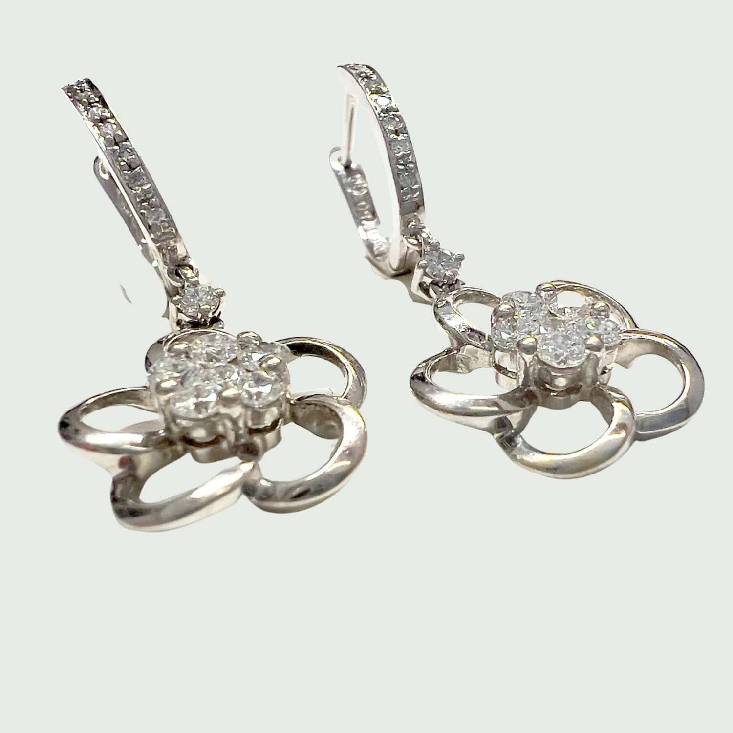 These contemporary design earrings crafted from 18-karat yellow gold are a stunning addition to any jewelry collection. Adorned with brilliant-cut diamonds totaling 0.60 carats, these earrings exude elegance and sophistication.
What sets these