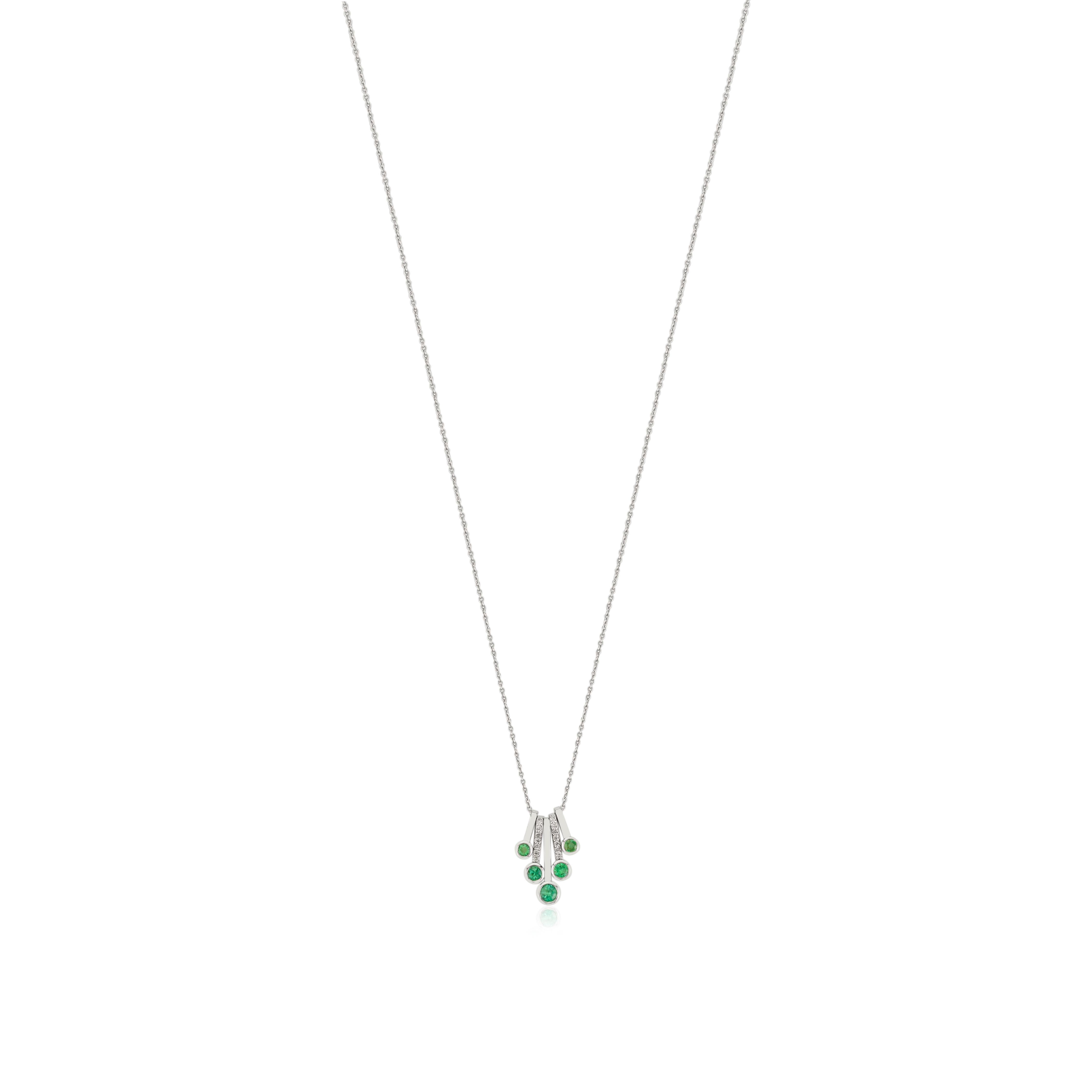 Art Nouveau Collana con ciondolo con smeraldo e diamante dal design contemporaneo in oro bianco 18 carati in vendita
